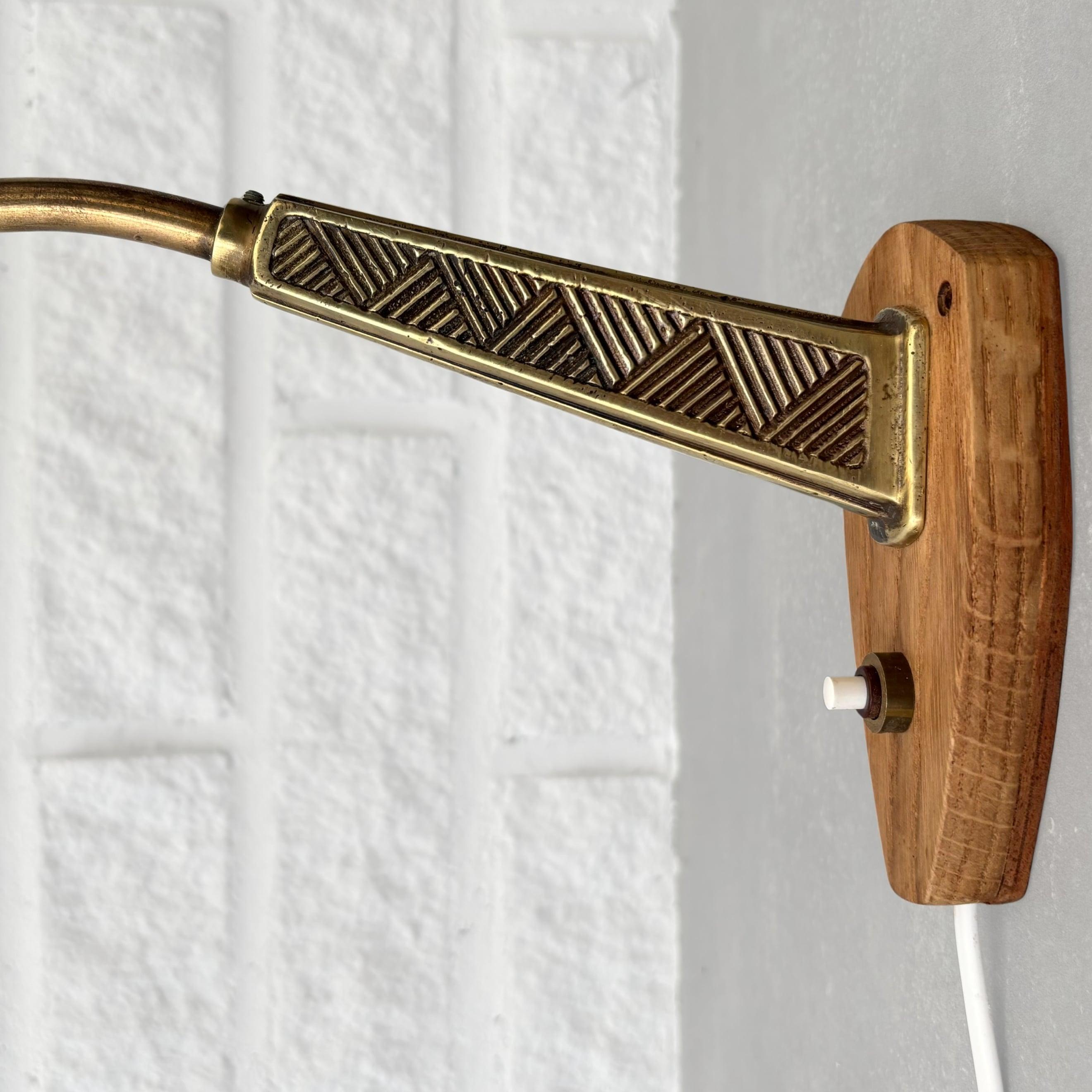 Lampada da parete ASEA di metà secolo di Bo Råman, ottone, quercia e vetro, Svezia, anni '50 in vendita 2