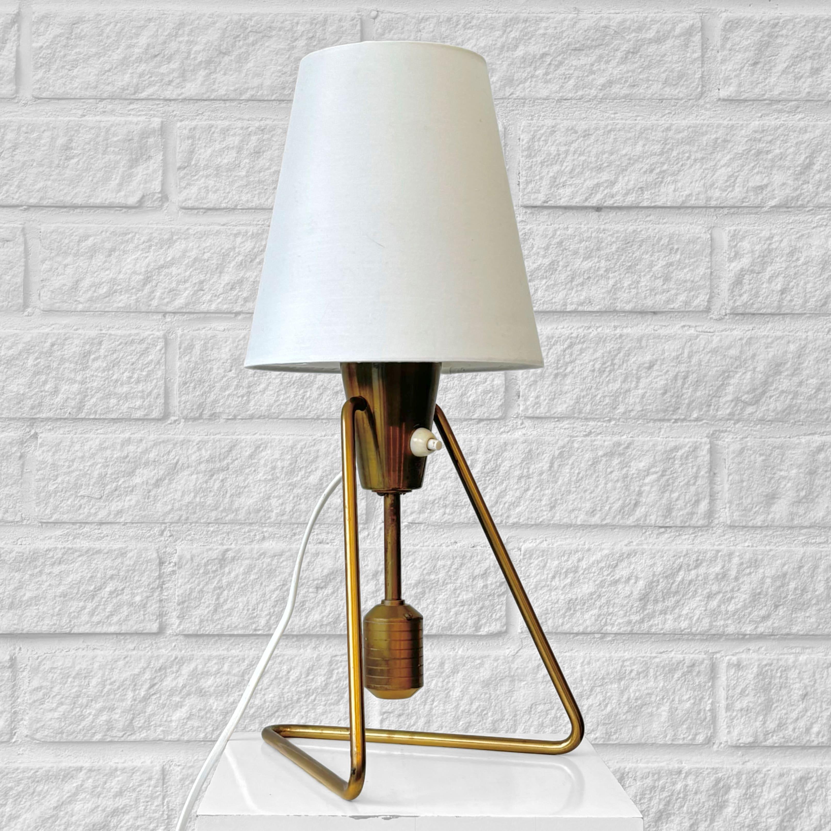 Scandinave moderne ASEA, modernist table lamp E1145, brass, Scandinavian design, Sweden, 1950s en vente