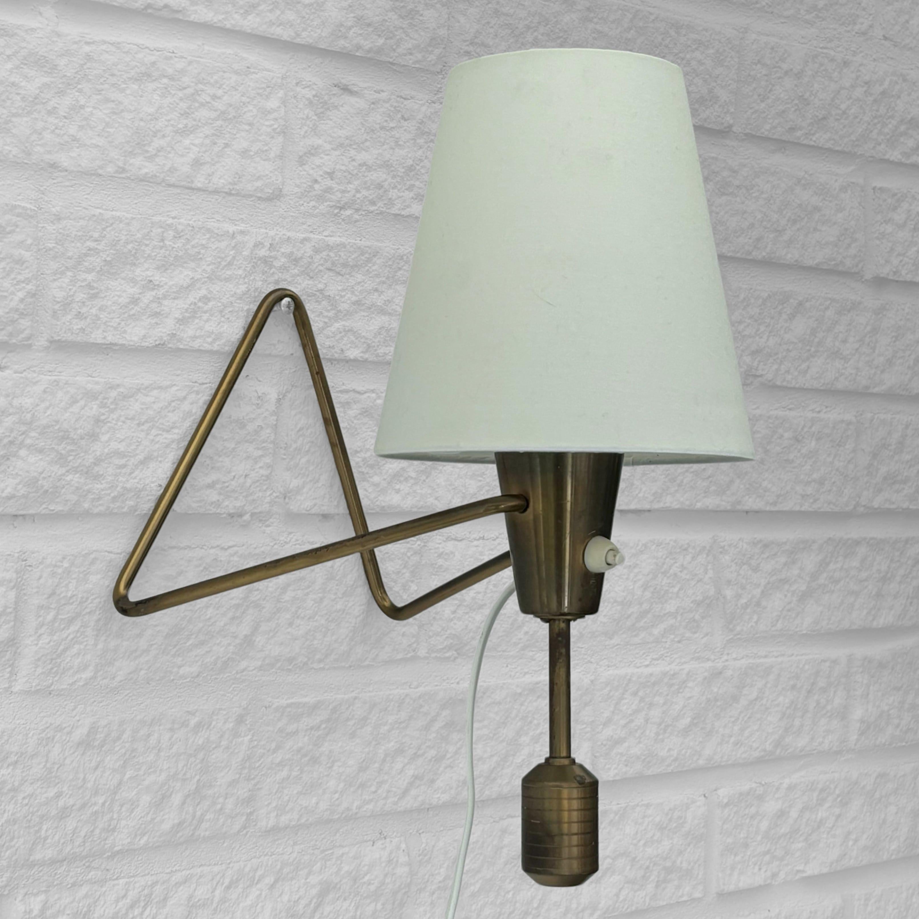 Suédois ASEA, modernist table lamp E1145, brass, Scandinavian design, Sweden, 1950s en vente
