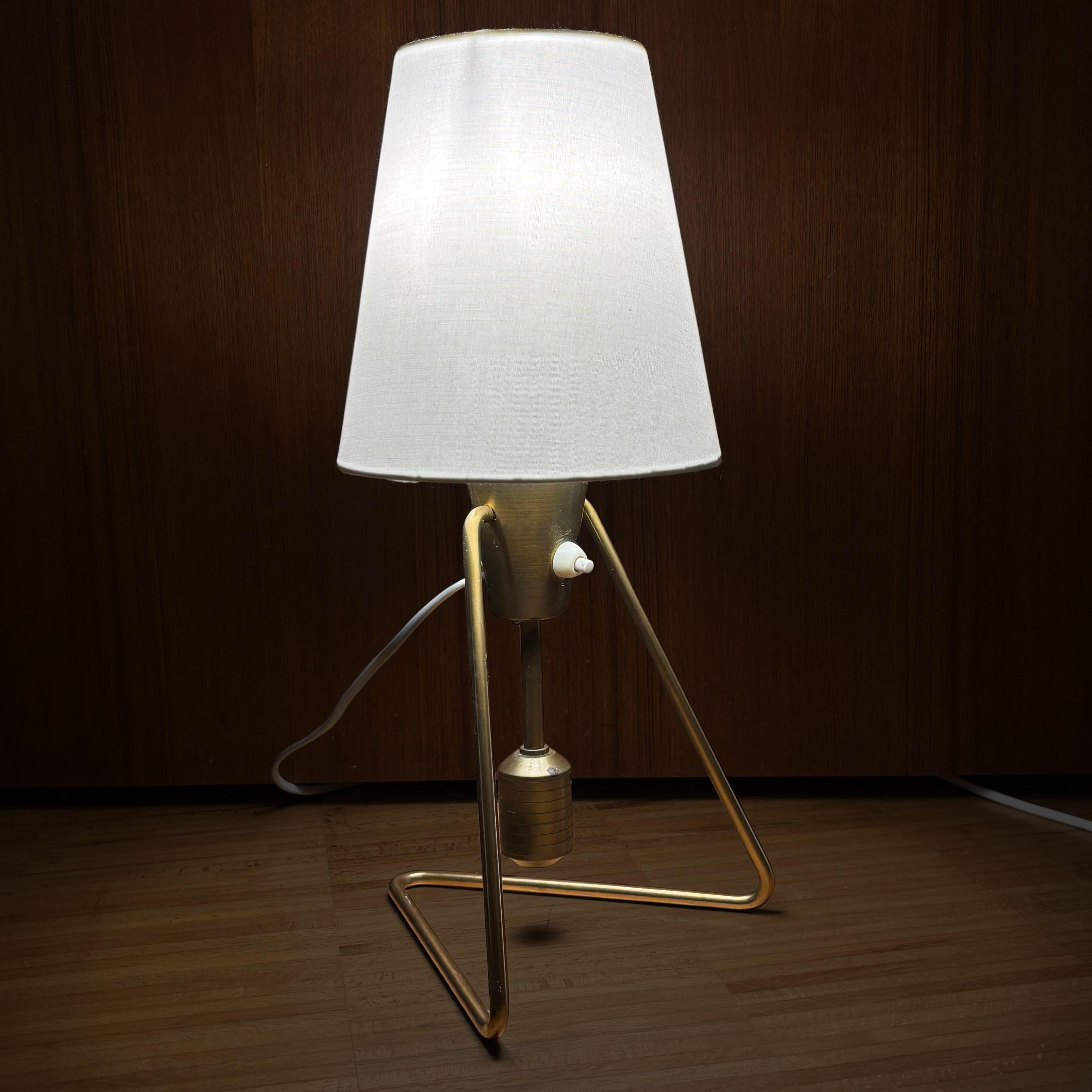 Milieu du XXe siècle ASEA, modernist table lamp E1145, brass, Scandinavian design, Sweden, 1950s en vente