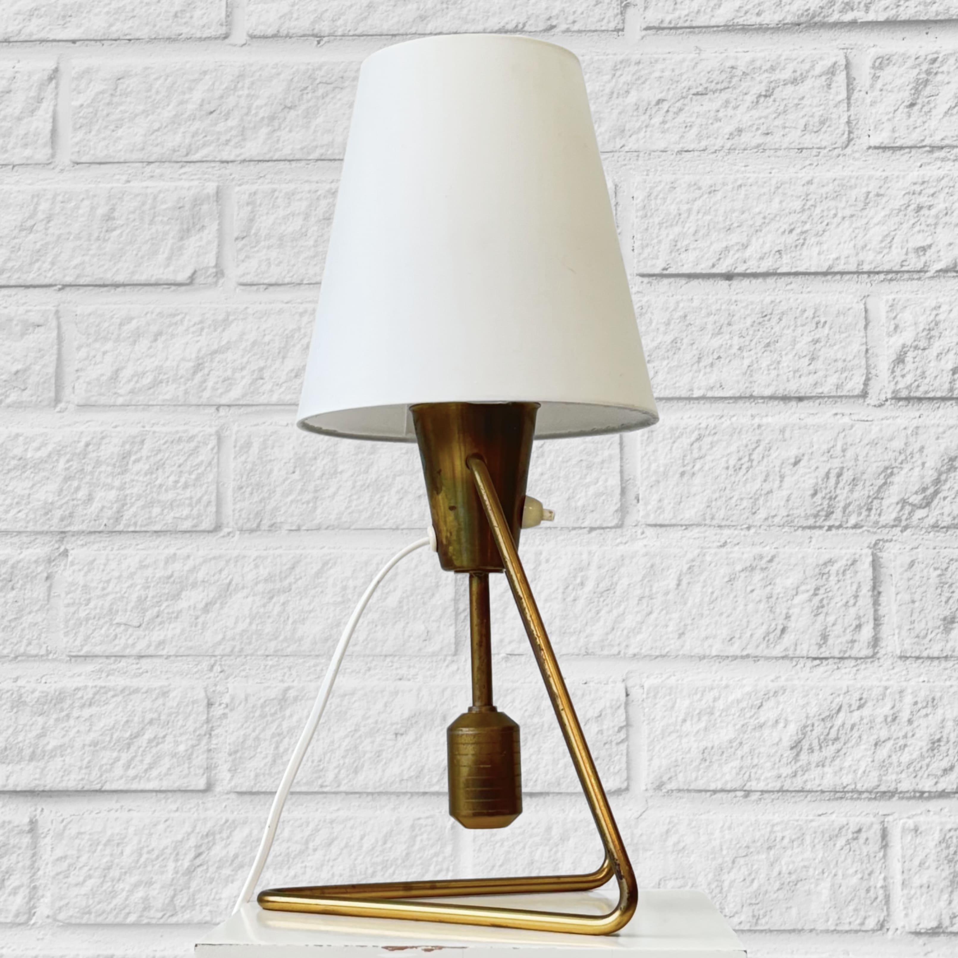 Laiton ASEA, modernist table lamp E1145, brass, Scandinavian design, Sweden, 1950s en vente