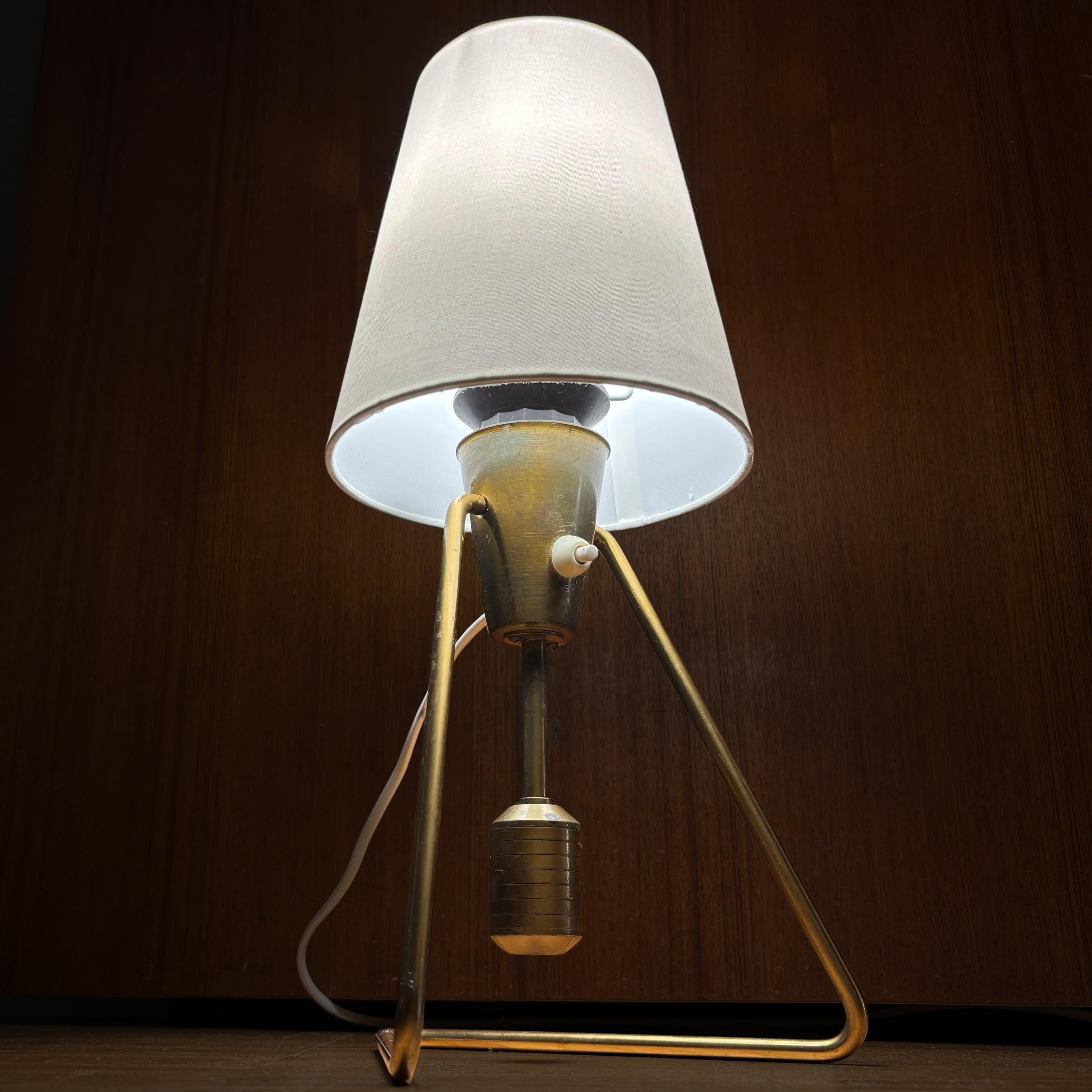 ASEA, modernist table lamp E1145, brass, Scandinavian design, Sweden, 1950s en vente 1