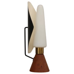 Lámpara de mesa modernista ASEA modelo E1296, cristal, acero y teca, Suecia, años 50