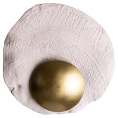 ASEA Nr. 11 Skulpturale Wandleuchte aus Feinsteinzeug und Messing