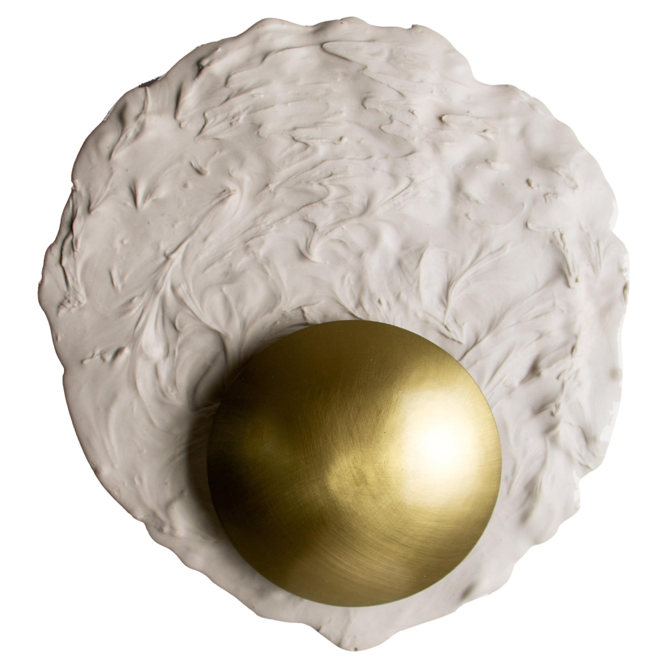 ASEA Nr. 9 Skulpturale Wandleuchte aus Feinsteinzeug und Messing im Angebot