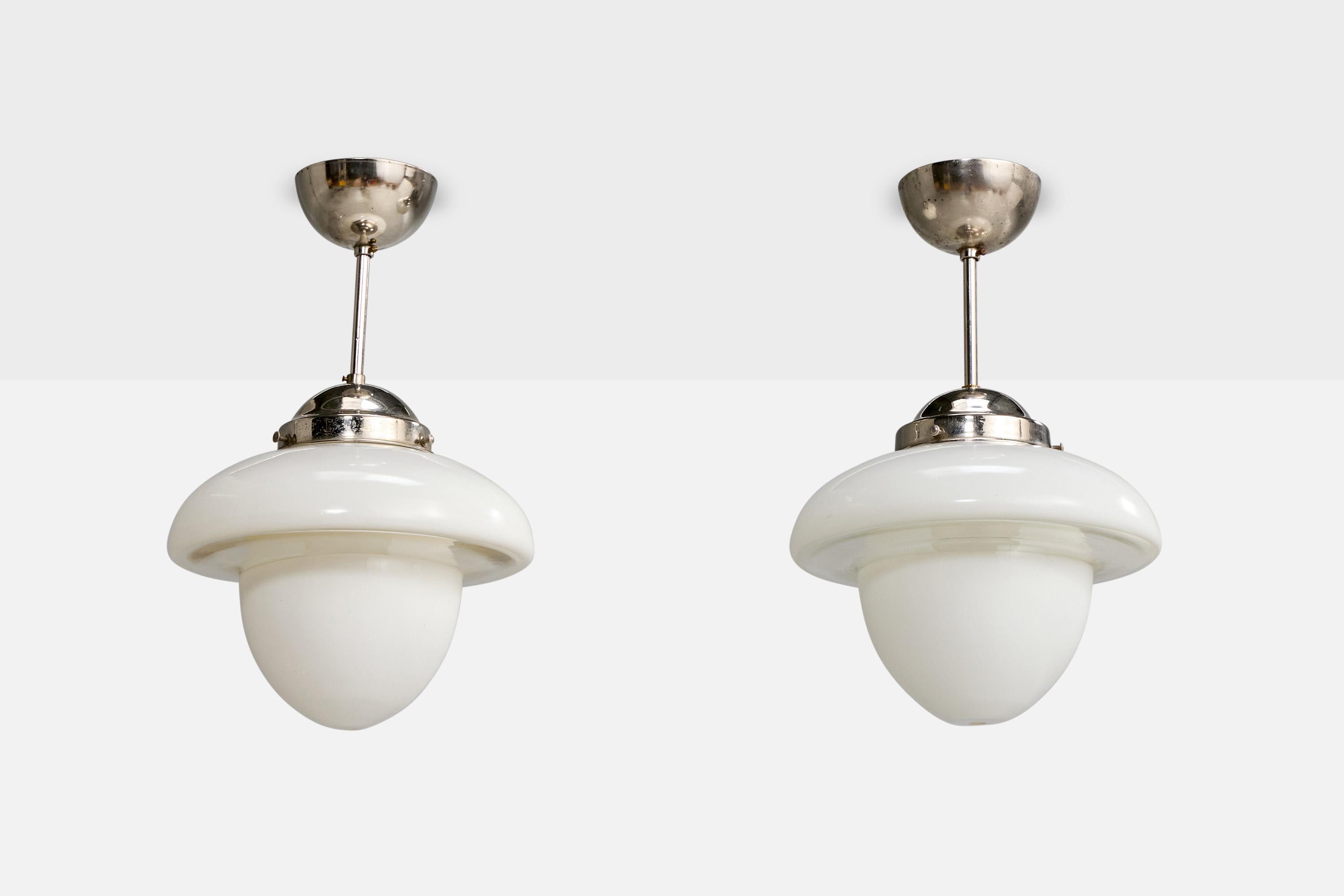 Coppia di lampade a sospensione in cromo e vetro opalino bianco prodotte da Asea, Svezia, anni '30 circa.

Dimensioni complessive (pollici): 16,5 