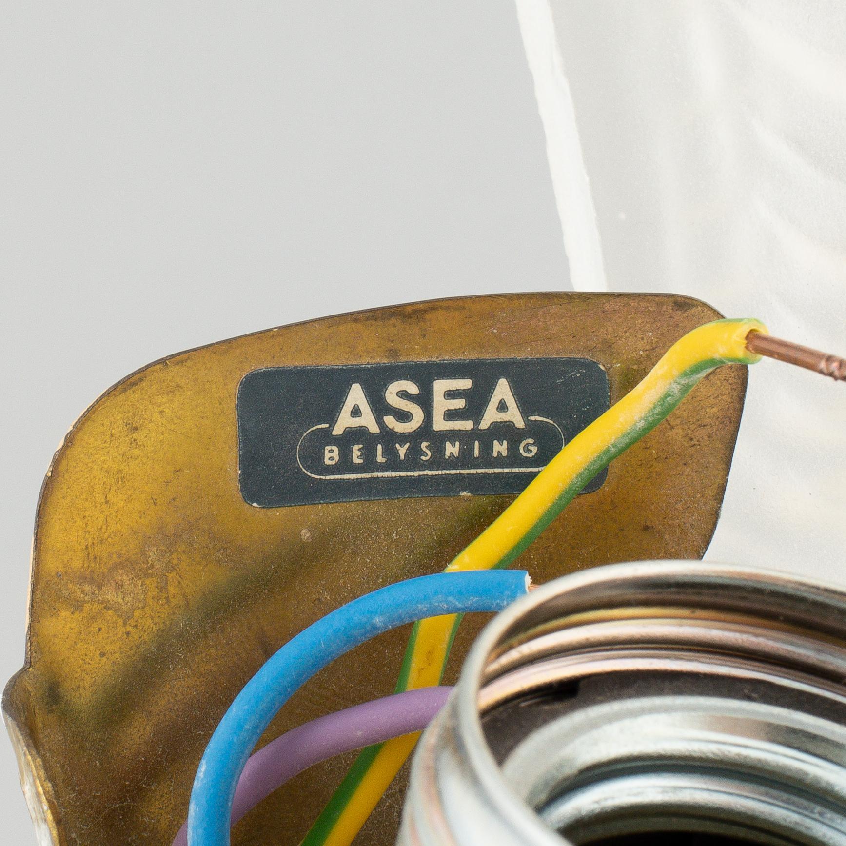 Asea model  'Coquille' wall lights made in  Sweden around 1940
Dimensions: 10.23 in W x 5.7 in D x 8.85 in H 26 cm W x 14.5 cm D x 23 cm H
Good condition
8 wall lights available on stock price for 1
Shade of moulded glass in the shape of a shell,