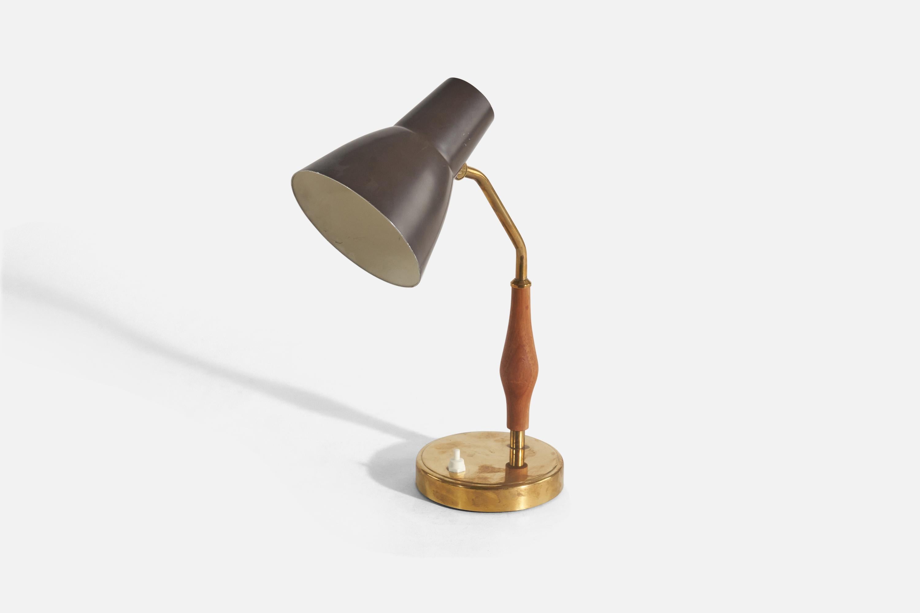 Lampada da tavolo regolabile in ottone, legno e metallo laccato marrone, disegnata e prodotta da ASEA, Svezia, anni Cinquanta. 

L'attacco accetta una lampadina standard E-26 a base media.
Non c'è una potenza massima indicata sull'apparecchio.