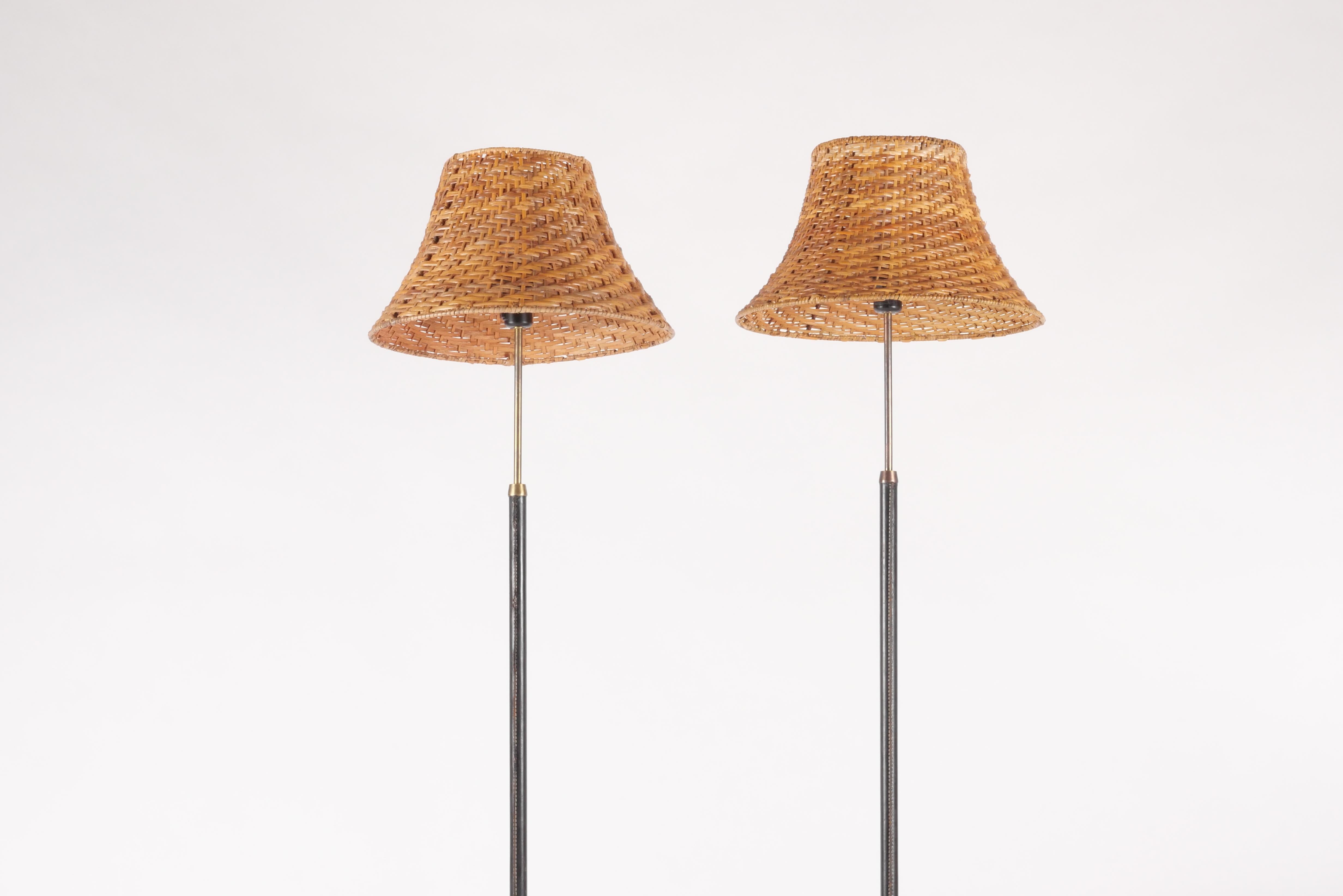 Scandinave moderne Paire de lampadaires en laiton, cuir et rotin ASEA Sweden en vente