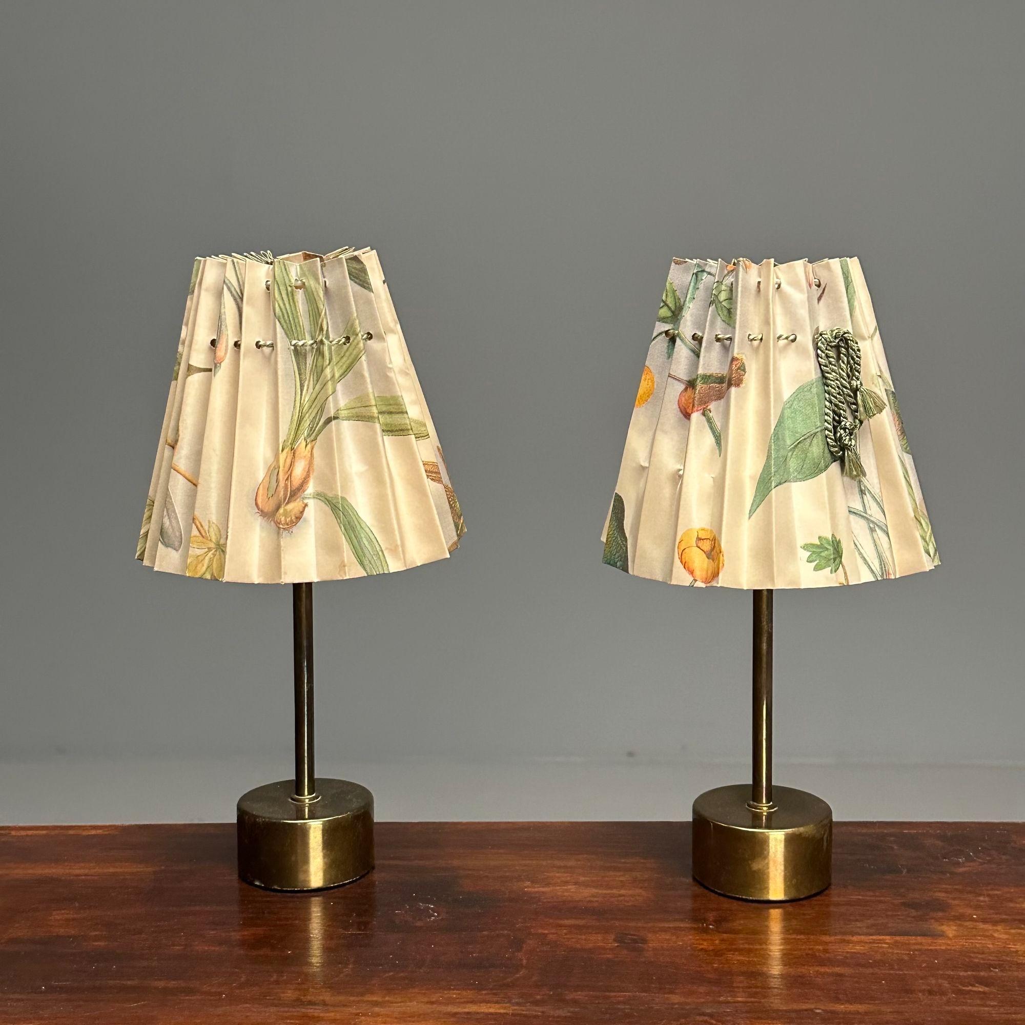 Mid-Century Modern ASEA, lampes de table suédoises modernes du milieu du siècle, laiton, abat-jour floraux, Suède années 1950 en vente