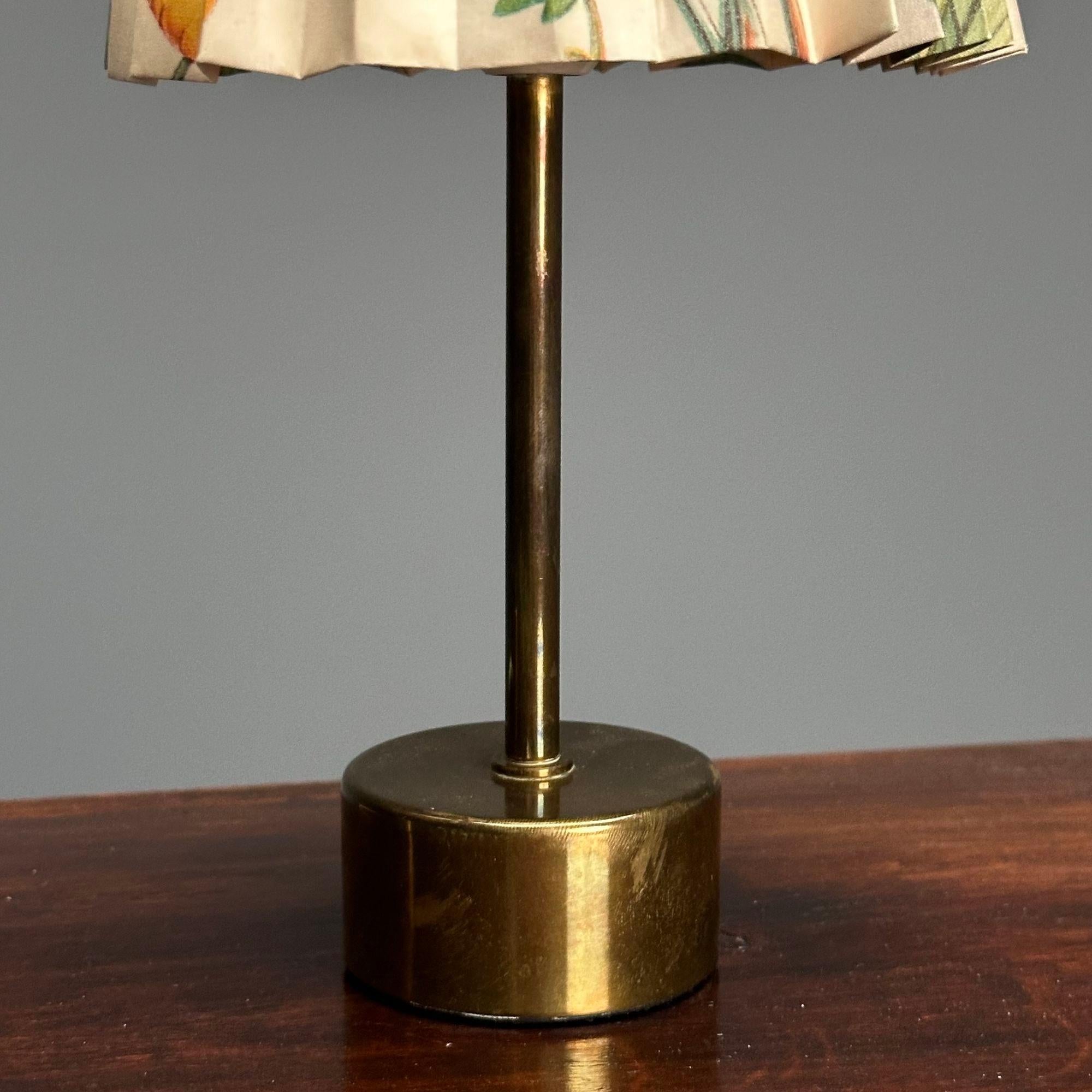 Milieu du XXe siècle ASEA, lampes de table suédoises modernes du milieu du siècle, laiton, abat-jour floraux, Suède années 1950 en vente