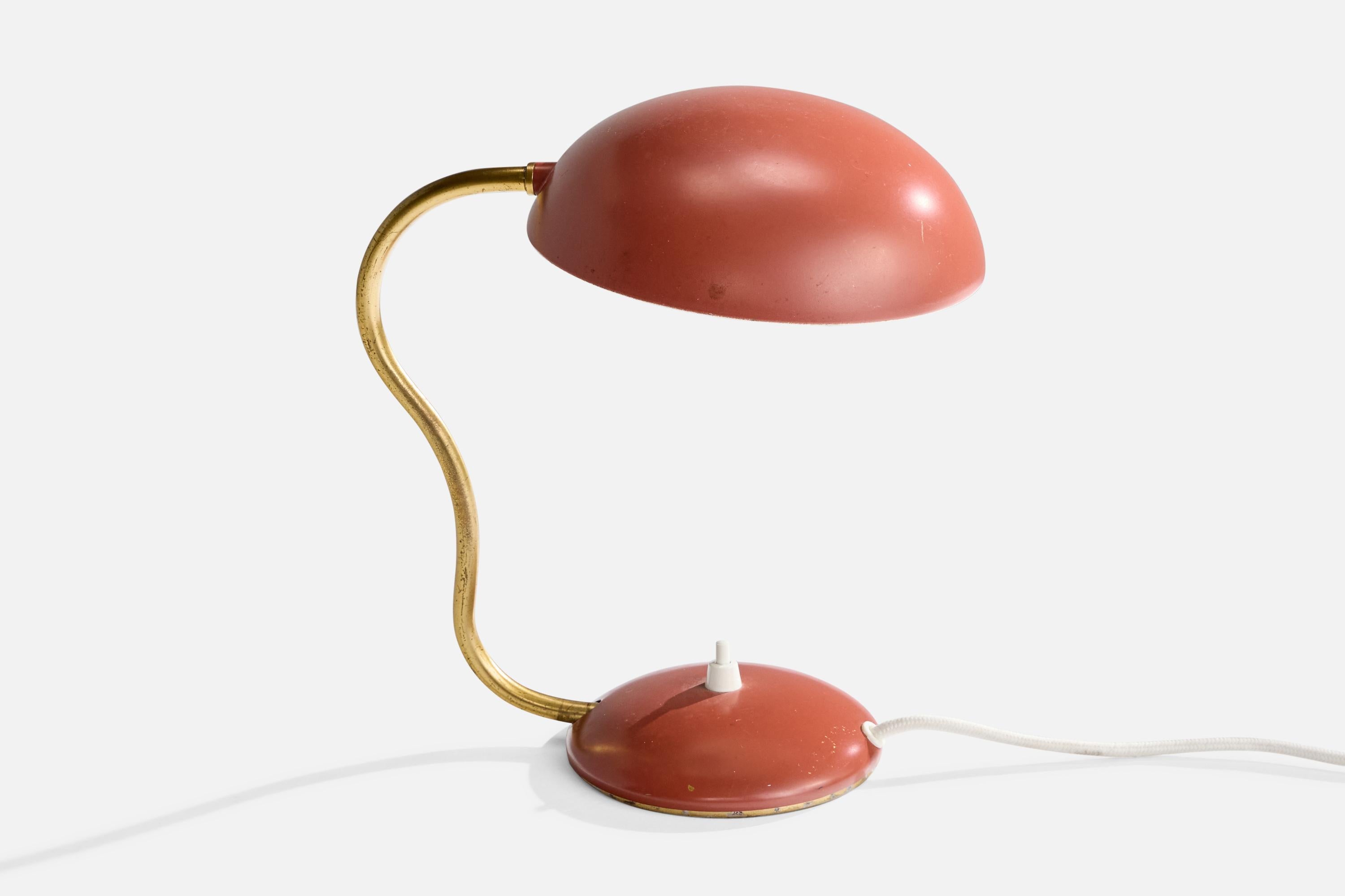 Verstellbare Tischlampe aus Messing und rot lackiertem Metall, entworfen und hergestellt in Schweden, ca. 1950er Jahre.

Abmessungen der Lampe (Zoll): 11.0 