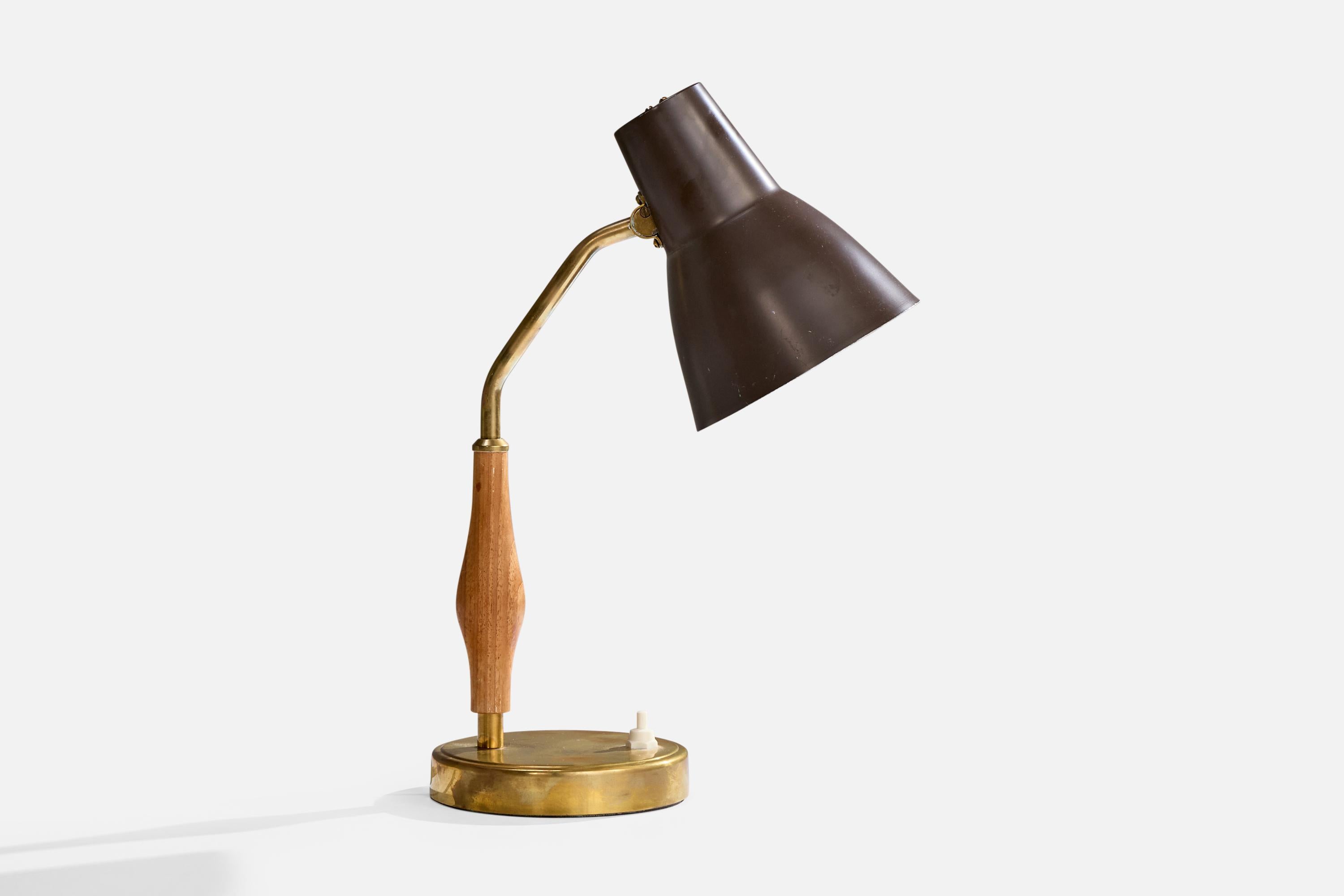 Verstellbare Tischlampe aus Messing, Teakholz und braun lackiertem Metall, hergestellt von ASEA, Schweden, um 1950.

Abmessungen der Lampe (Zoll): 14.0 