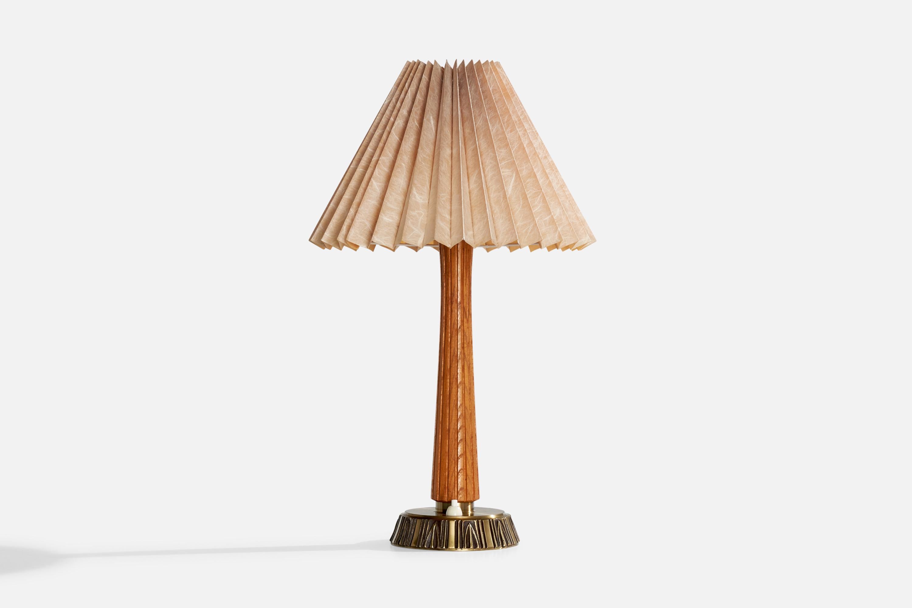 Lampe de table en laiton, bois et tissu rose pâle produite par ASEA, Suède, c. 1950.

Dimensions de la lampe avec abat-jour (pouces) : 19.25