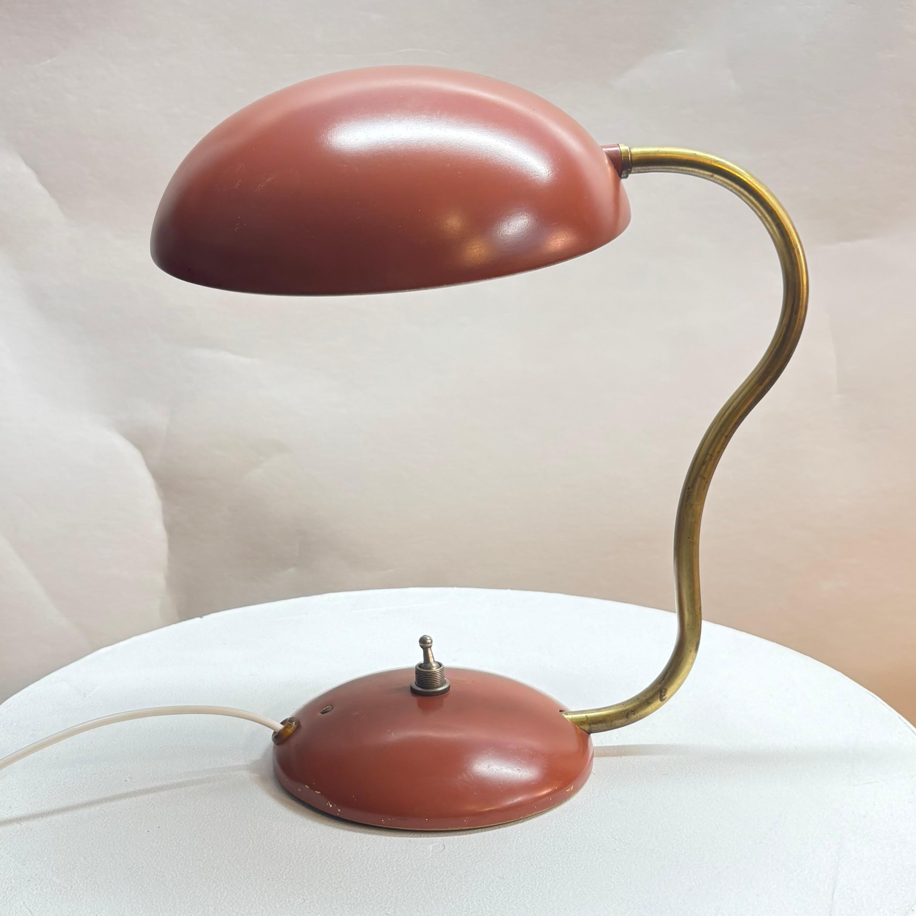Lampe de table moderniste, pouvant également être utilisée comme applique murale, modèle E1325 produite par le célèbre fabricant de luminaires suédois ASEA Belysning dans les années 1950. Constituée d'un bras en laiton sculpté reposant sur un pied