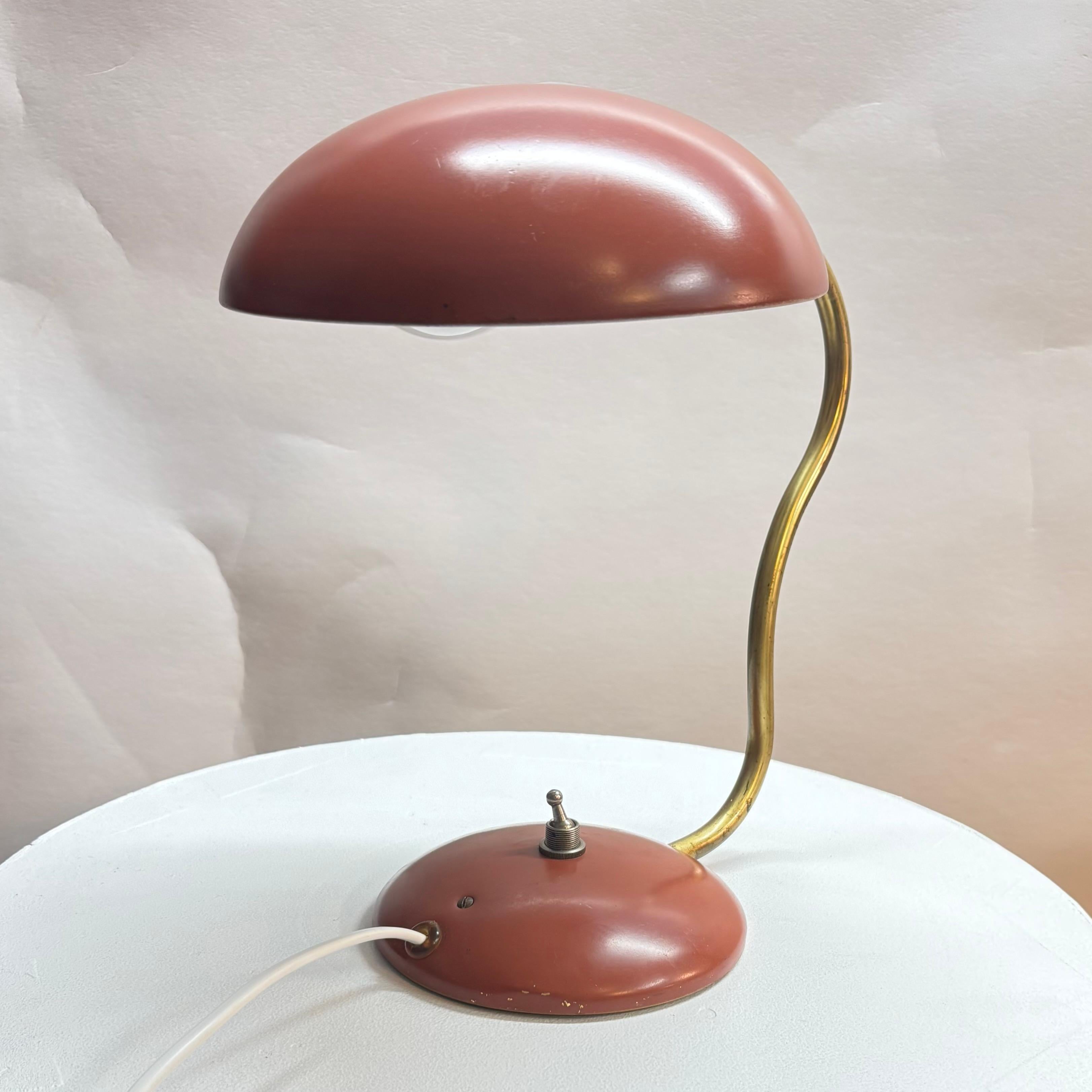 Scandinave moderne Lampe de table ASEA E1325, laiton et acier, The Modernity, Suède, années 1950 en vente