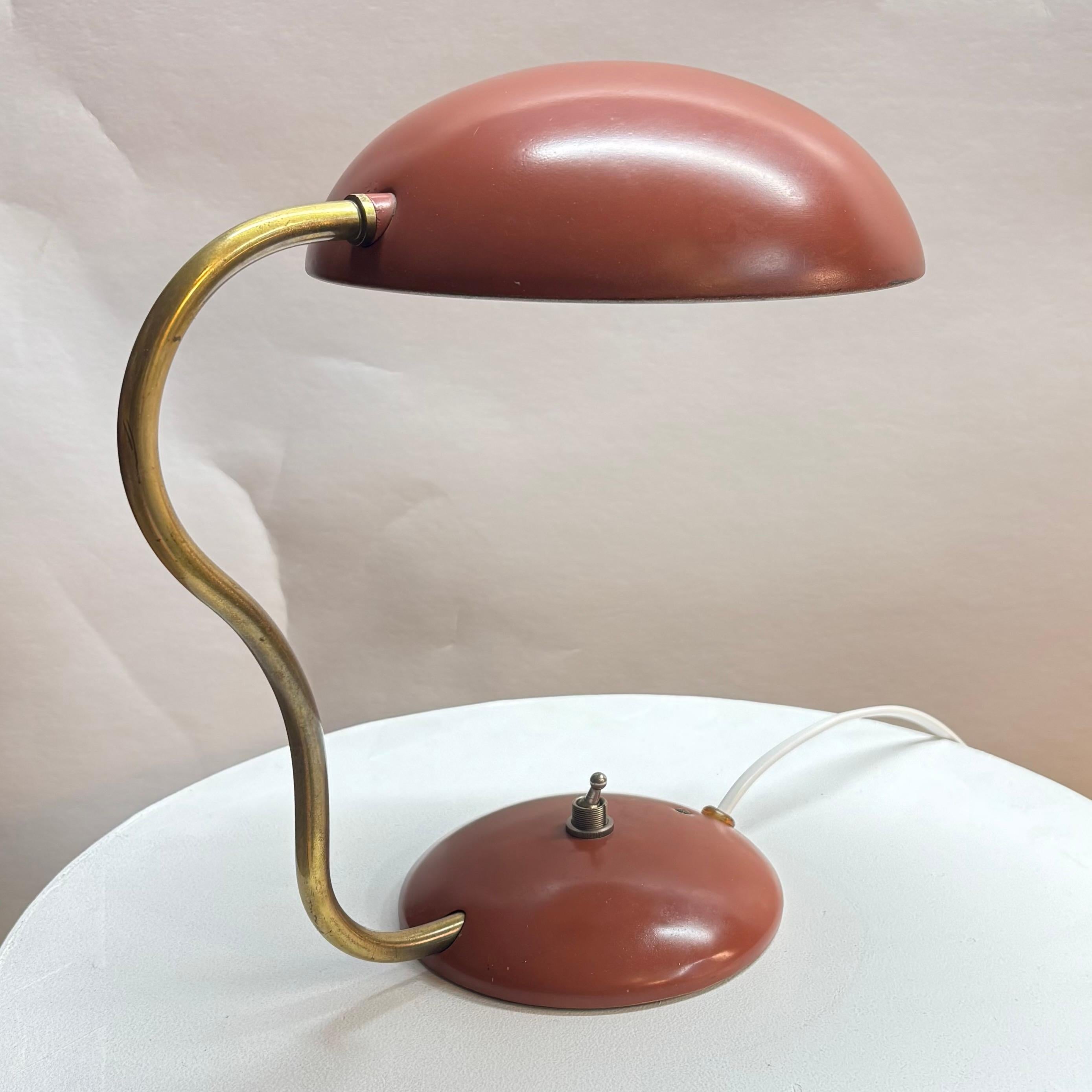 Laiton Lampe de table ASEA E1325, laiton et acier, The Modernity, Suède, années 1950 en vente