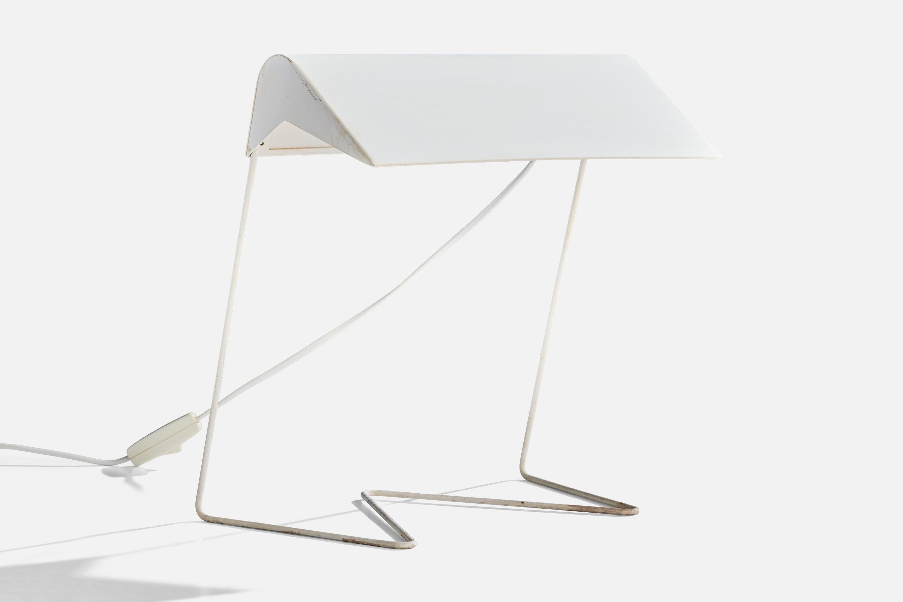 Eine weiß lackierte Tisch- oder Schreibtischleuchte aus Metall, hergestellt von ASEA, Schweden, um 1950.

Abmessungen der Lampe (Zoll): 12,625 