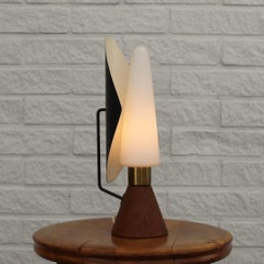 Lámpara de mesa modernista ASEA modelo E1296, cristal, acero y teca, Suecia, años 50