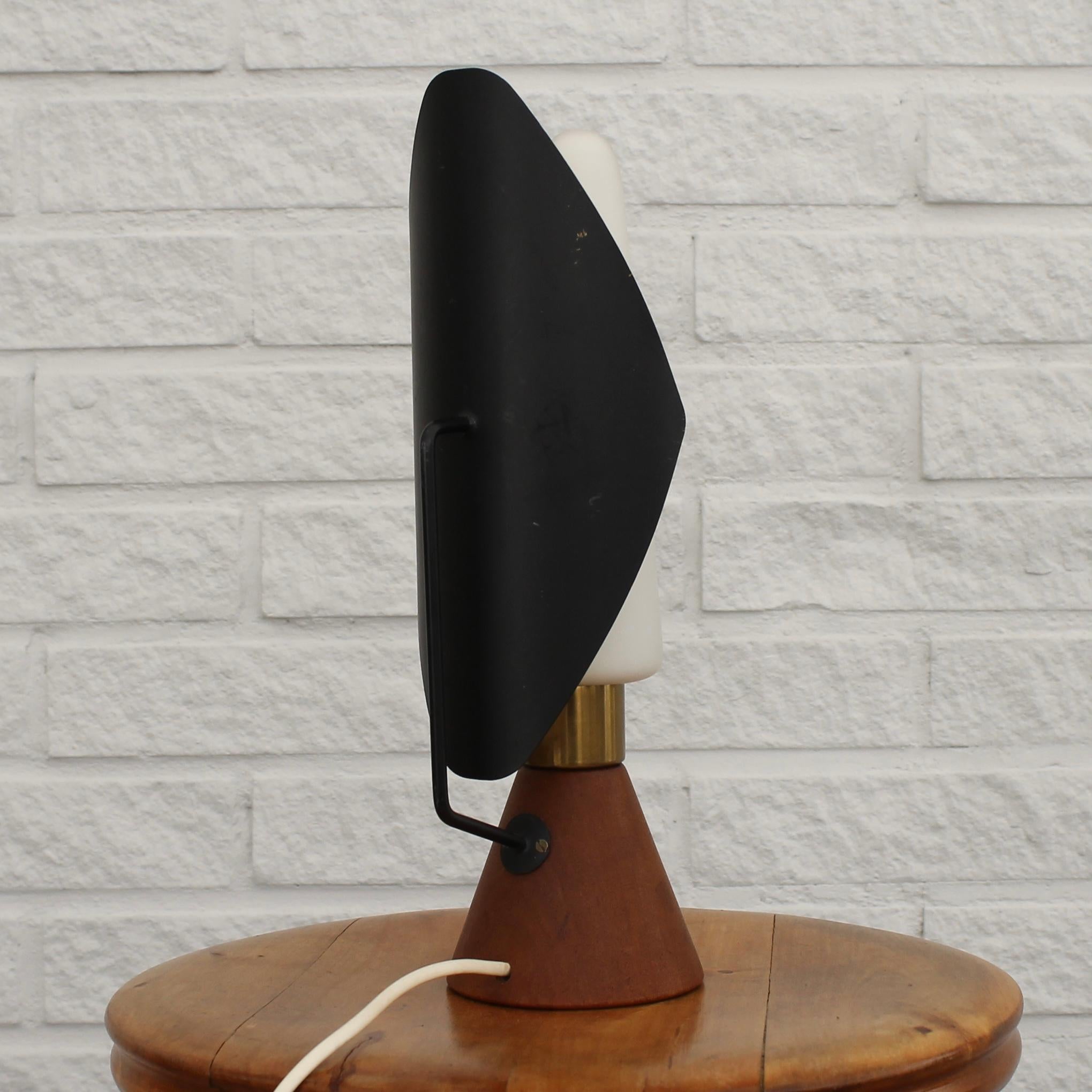Lámpara de mesa modernista ASEA modelo E1296, cristal, acero y teca, Suecia, años 50 mediados del siglo XX en venta