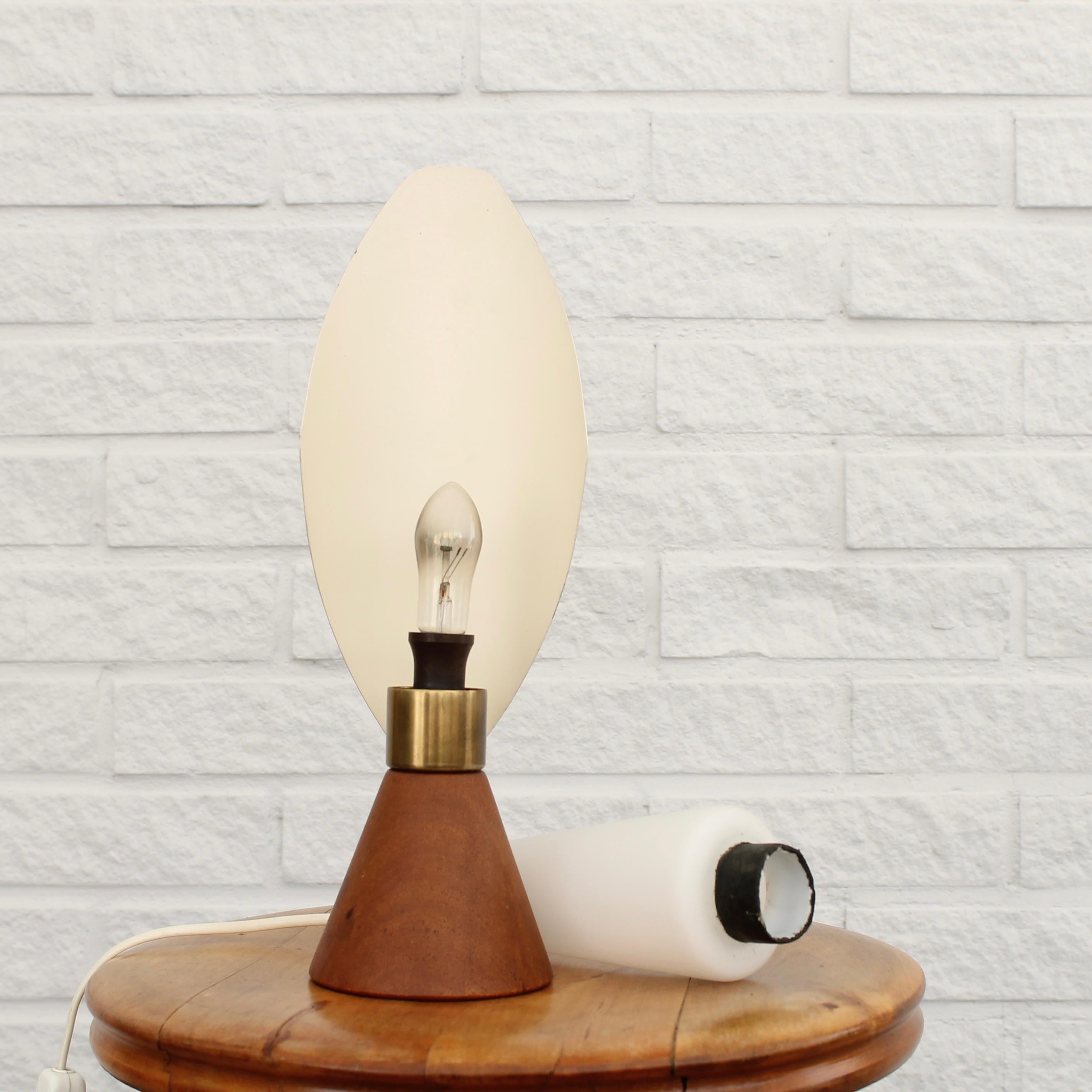 Lámpara de mesa modernista ASEA modelo E1296, cristal, acero y teca, Suecia, años 50 Acero en venta