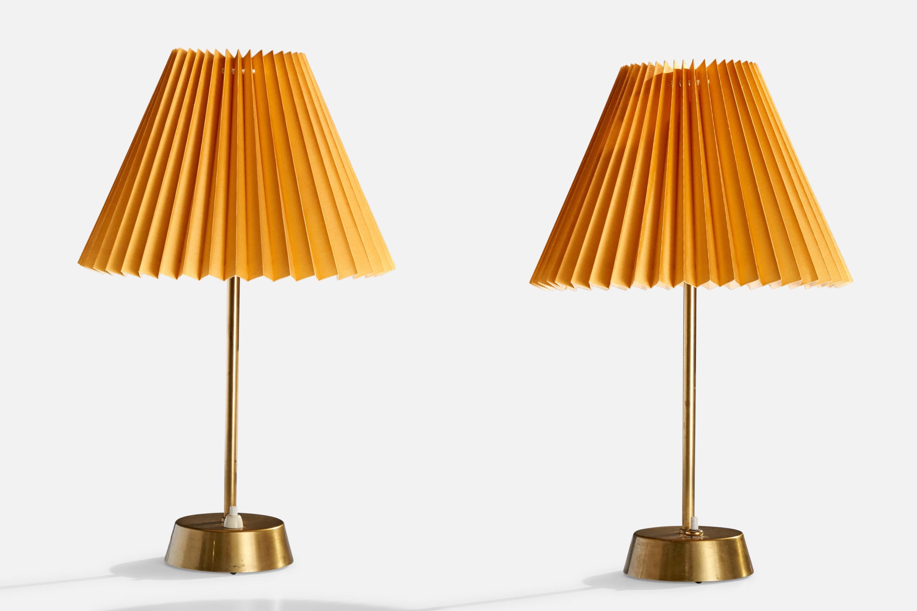 Paire de lampes de table en laiton et papier orange conçues et produites par ASEA, Suède, c. années 1950.

Dimensions de la lampe (pouces) : 12.25