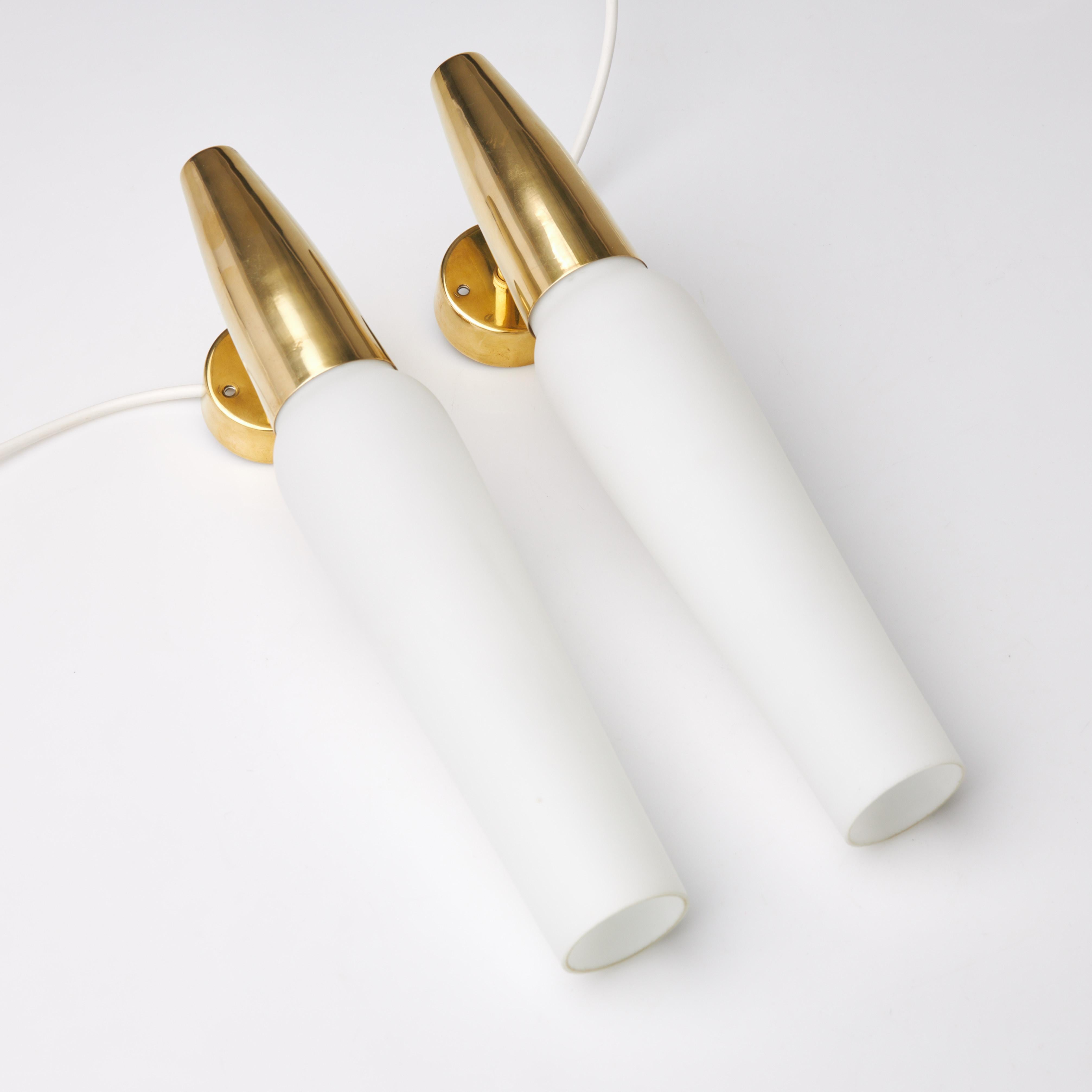 Asea wall lights a pair in brass and glass Sweden 1960 In Good Condition For Sale In Paris, FR