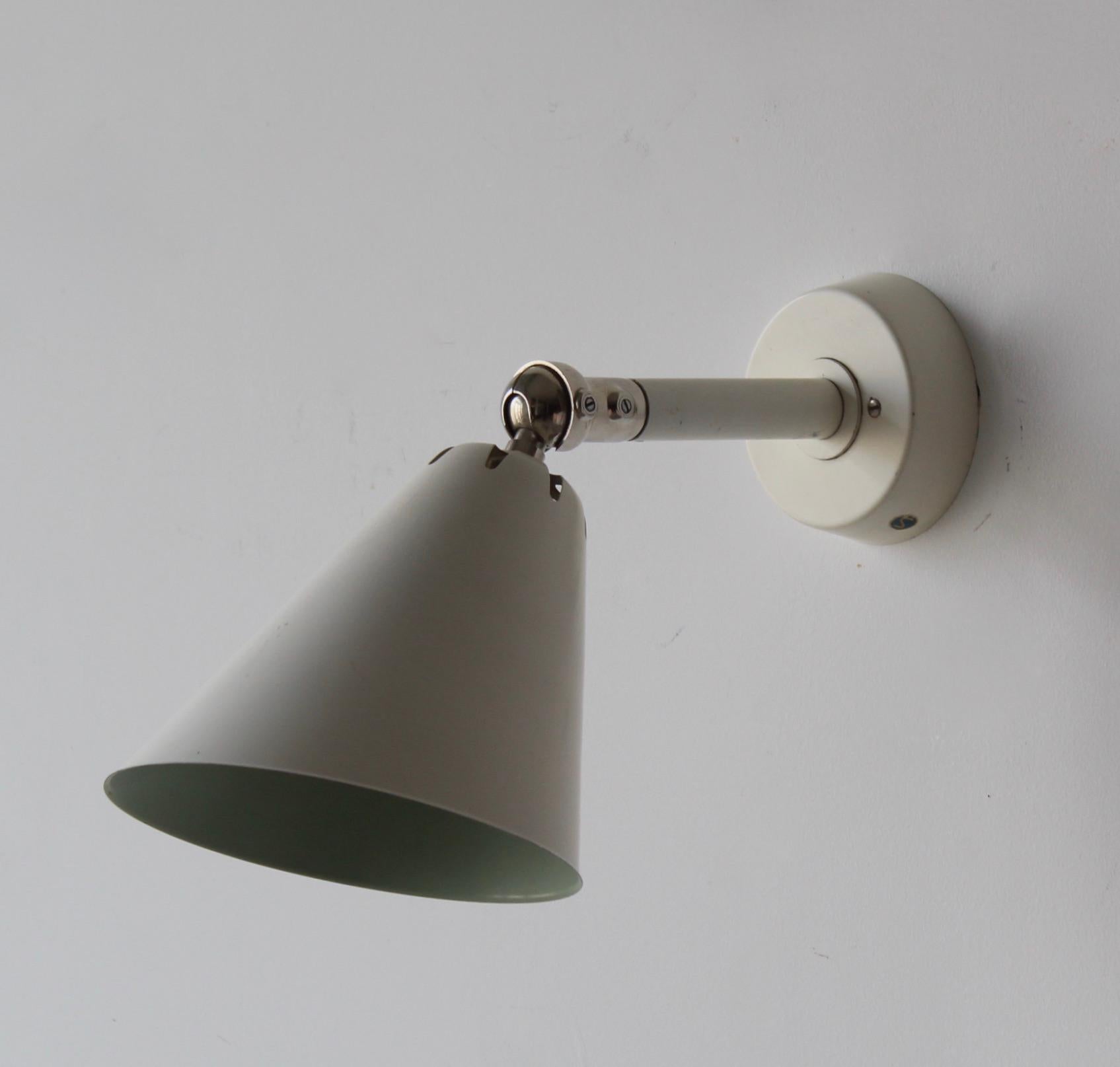 A pair of functionalist wall light. Produced by ASEA, 1950s. Features brass and white lacquered metal.

Configred for hardwire. 

Other designers of the period working in similar style include Hans Bergström, Paavo Tynell, Alvar Aalto, Serge