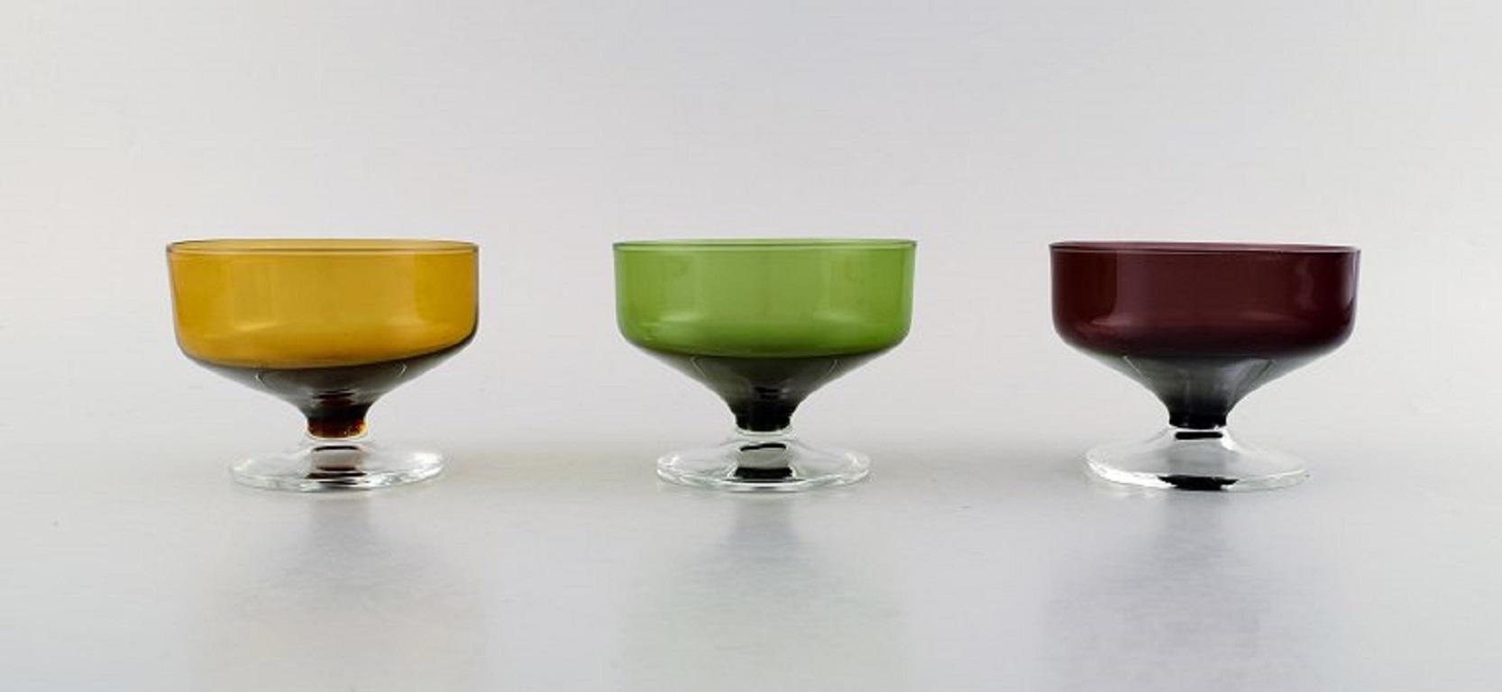 Verrerie d'Åseda, Suède. 
Ensemble de six verres à cocktail / coupes à dessert en verre d'art soufflé à la bouche. 1960's.
En très bon état.
Autocollant.
Dimensions : 9,8 x 7,5 cm : 9,8 x 7,5 cm.