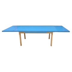 Mesa de fresno y laminado, de la época de la reconstrucción, hacia 1950