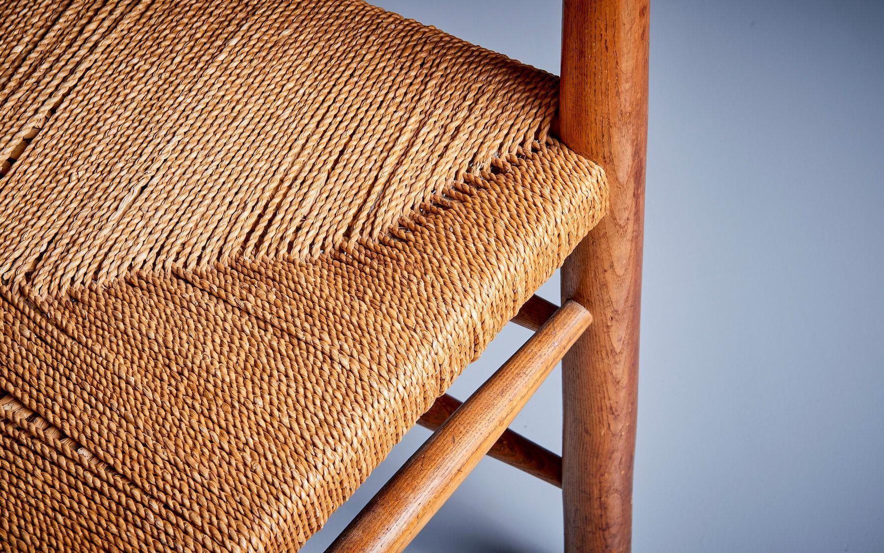 Fauteuil en frêne et papercord, Danemark, années 1940 
Les détails de cette chaise sont très particuliers. Jetez un coup d'œil sur le dossier de forme ronde. Très bien fait. L'état est considéré comme excellent pour une telle beauté non restaurée.