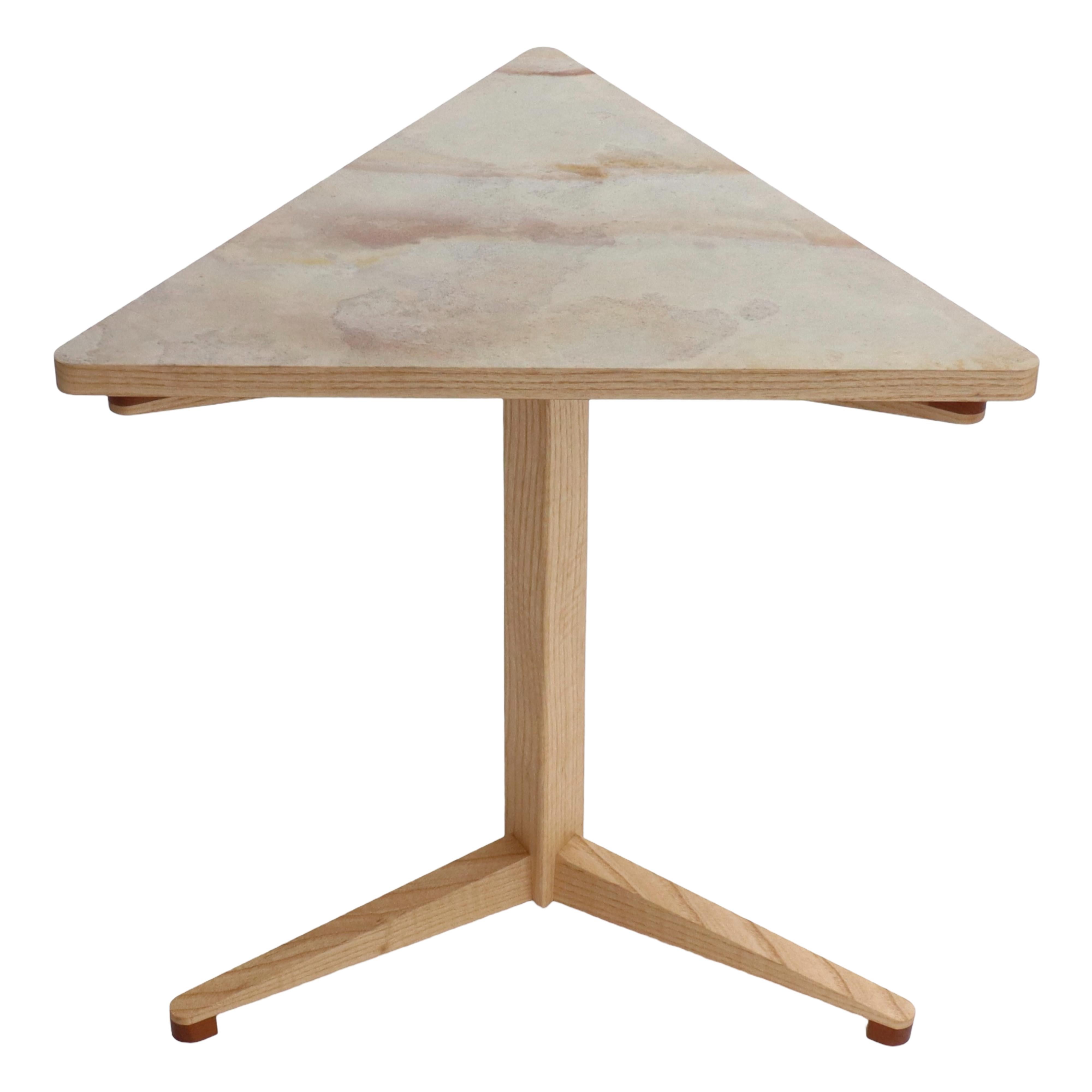 Esta mesa auxiliar con pedestal triforme de fresno y piedra se ha elaborado con sumo cuidado y atención al detalle. Inspirado en el diseño minimalista contemporáneo, sus líneas nítidas y limpias y su simetría aportan equilibrio y armonía a tu salón.