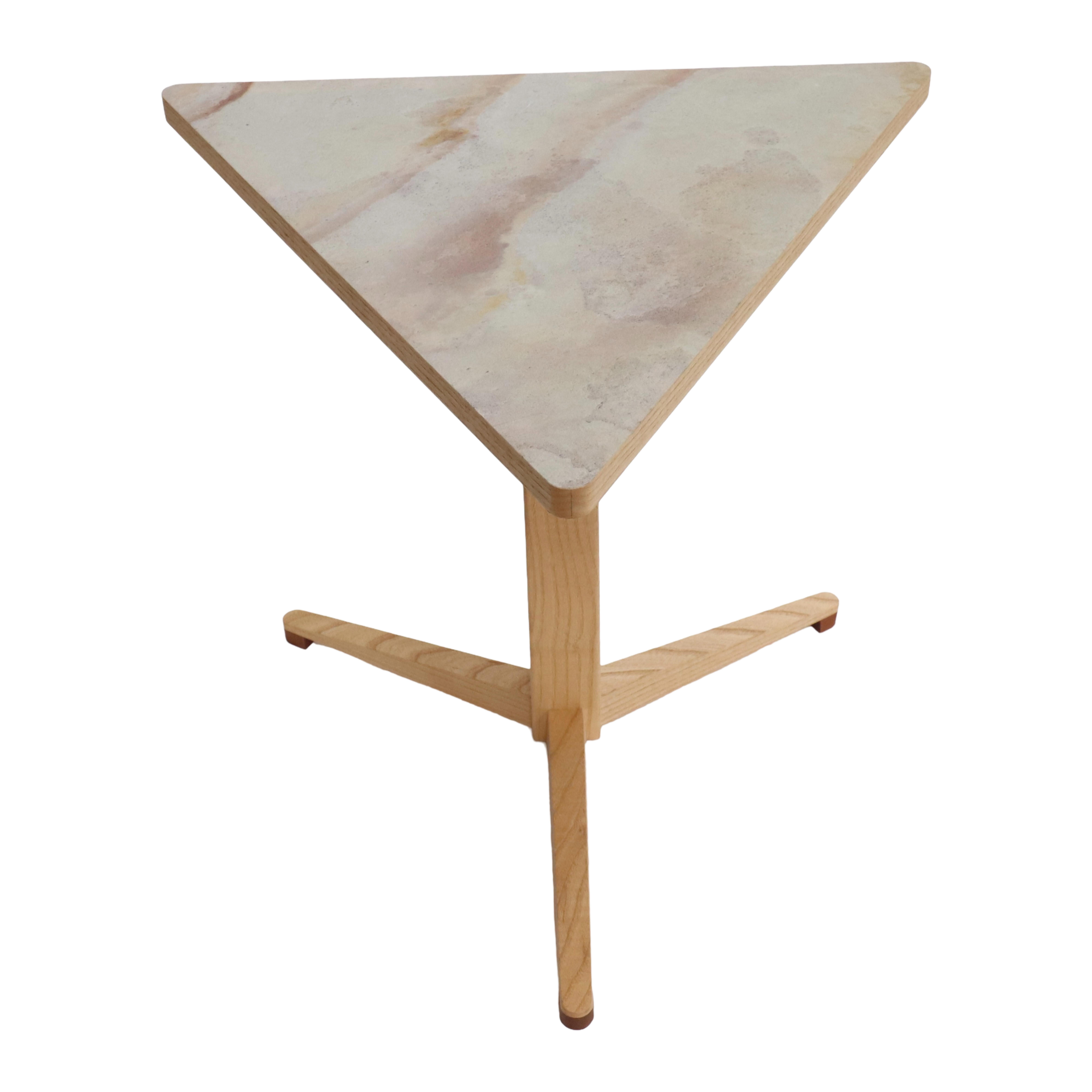 Mesa auxiliar con pedestal triforme de fresno y piedra Moderno en venta