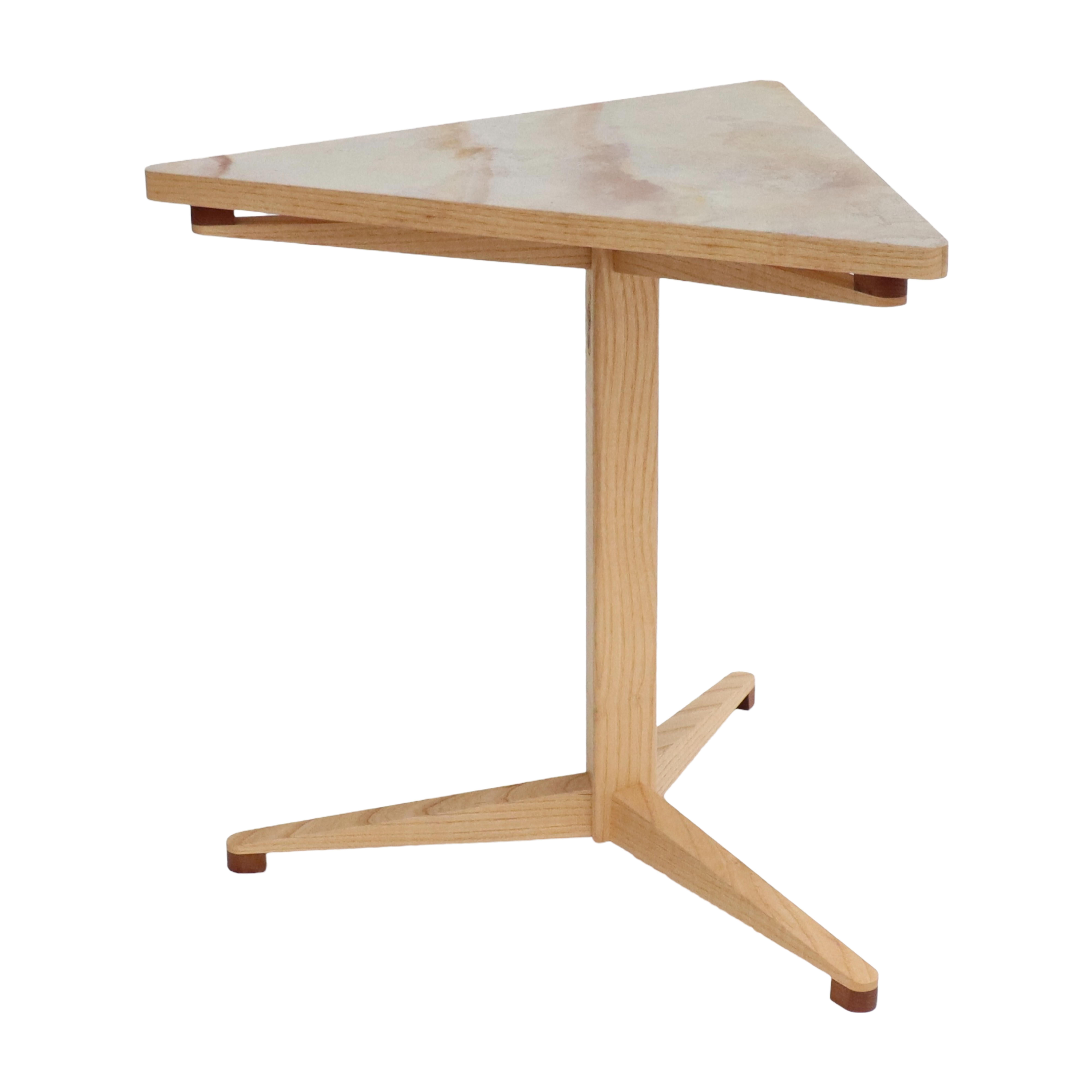 Mesa auxiliar con pedestal triforme de fresno y piedra Siglo XXI y contemporáneo en venta