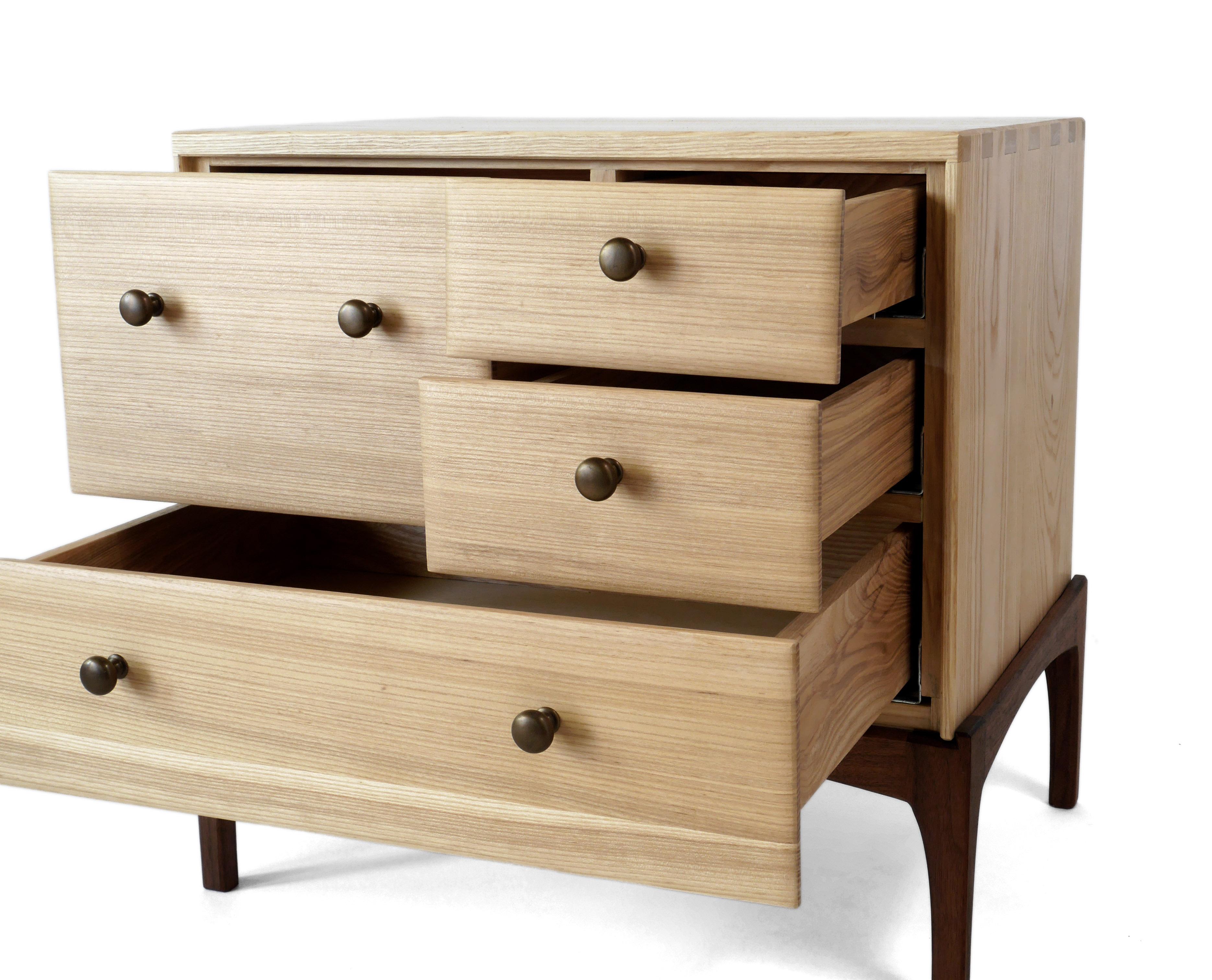 Ash Aurora Nightstand Four Drawer Modern Bedside Table/ Chest of Drawers by Arid (Moderne) im Angebot