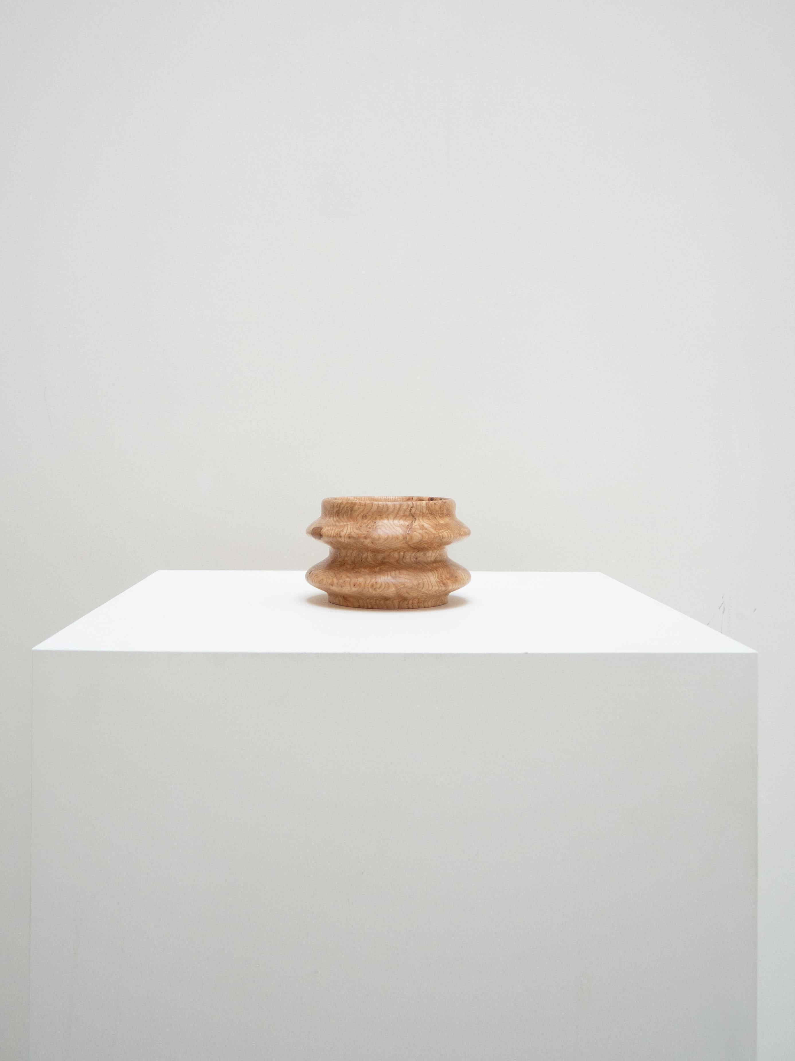 Crafted by sculptor Romie Objetti, this small ash burl bowl was designed as an intimate object to be kept close by. It can evolve over the years: from a fruit bowl, it could become a jewelry bowl or simply a decorative object placed on a shelf, like
