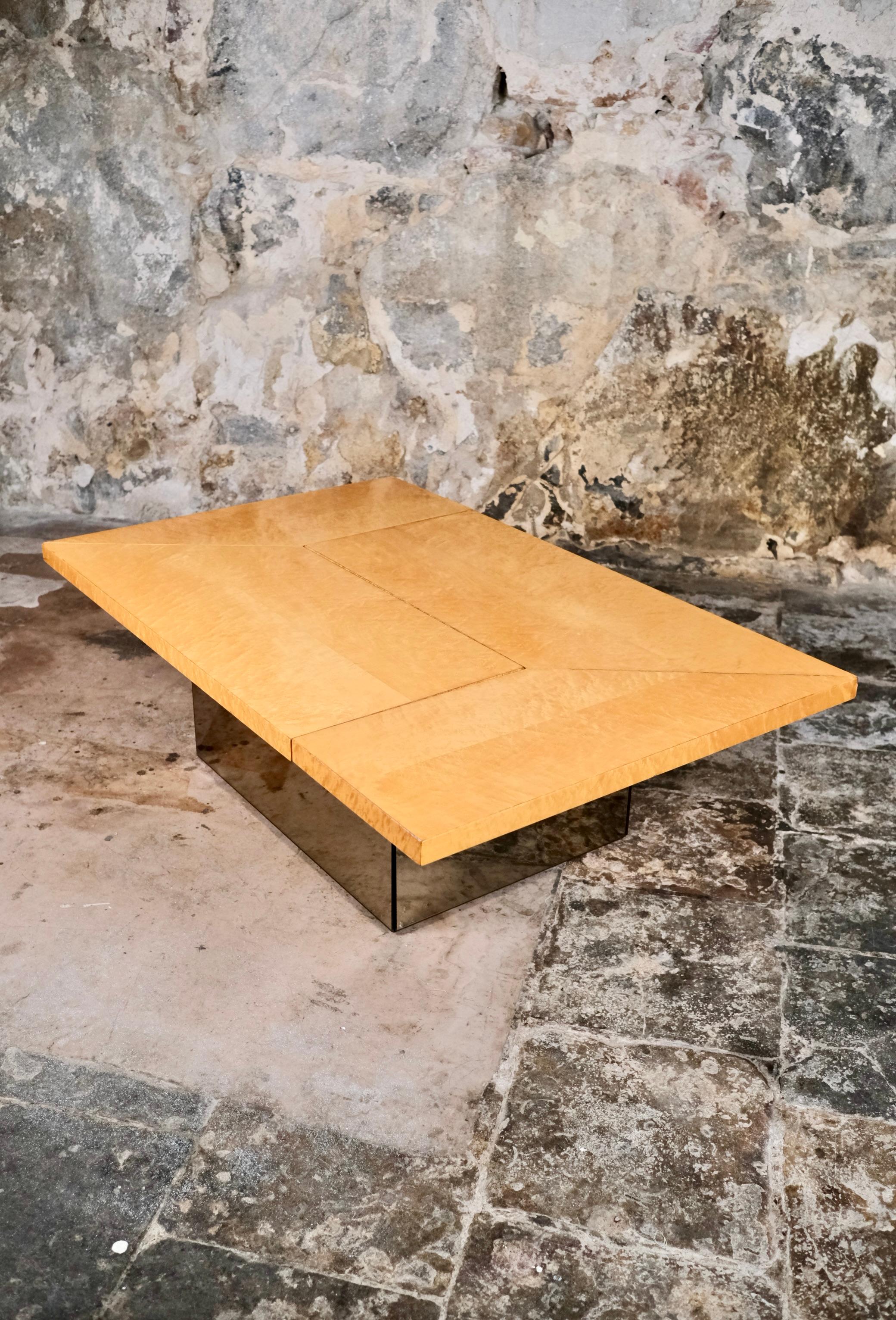 Gorgeous sliding coffee table with a full mirrored bar and feet, designed by Paul Michel for Roche Bobois, France, in the 1980s.
Central feet covered with smoked and lightly pink toned mirrors, sliding top in ash burl wood, lacquered.
Bar with a