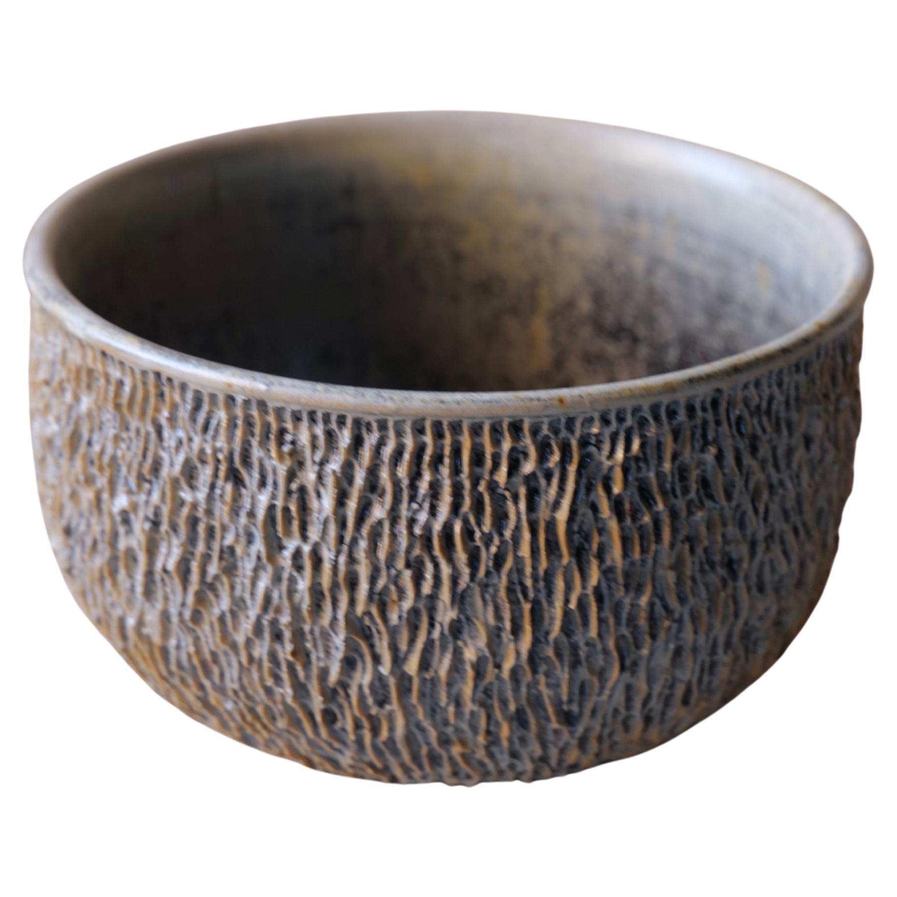 Ciotola piccola intagliata nel frassino