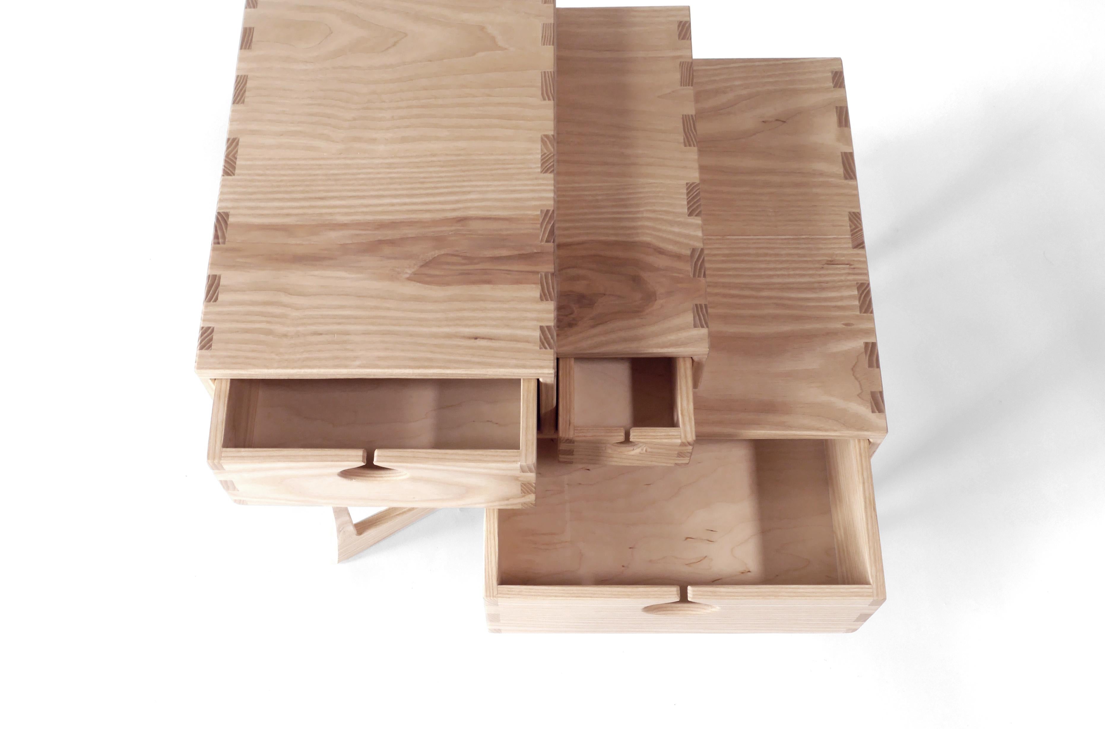 Moderne Table d'appoint Coriolis en frêne, table de nuit/table d'appoint moderne à trois tiroirs par Arid en vente