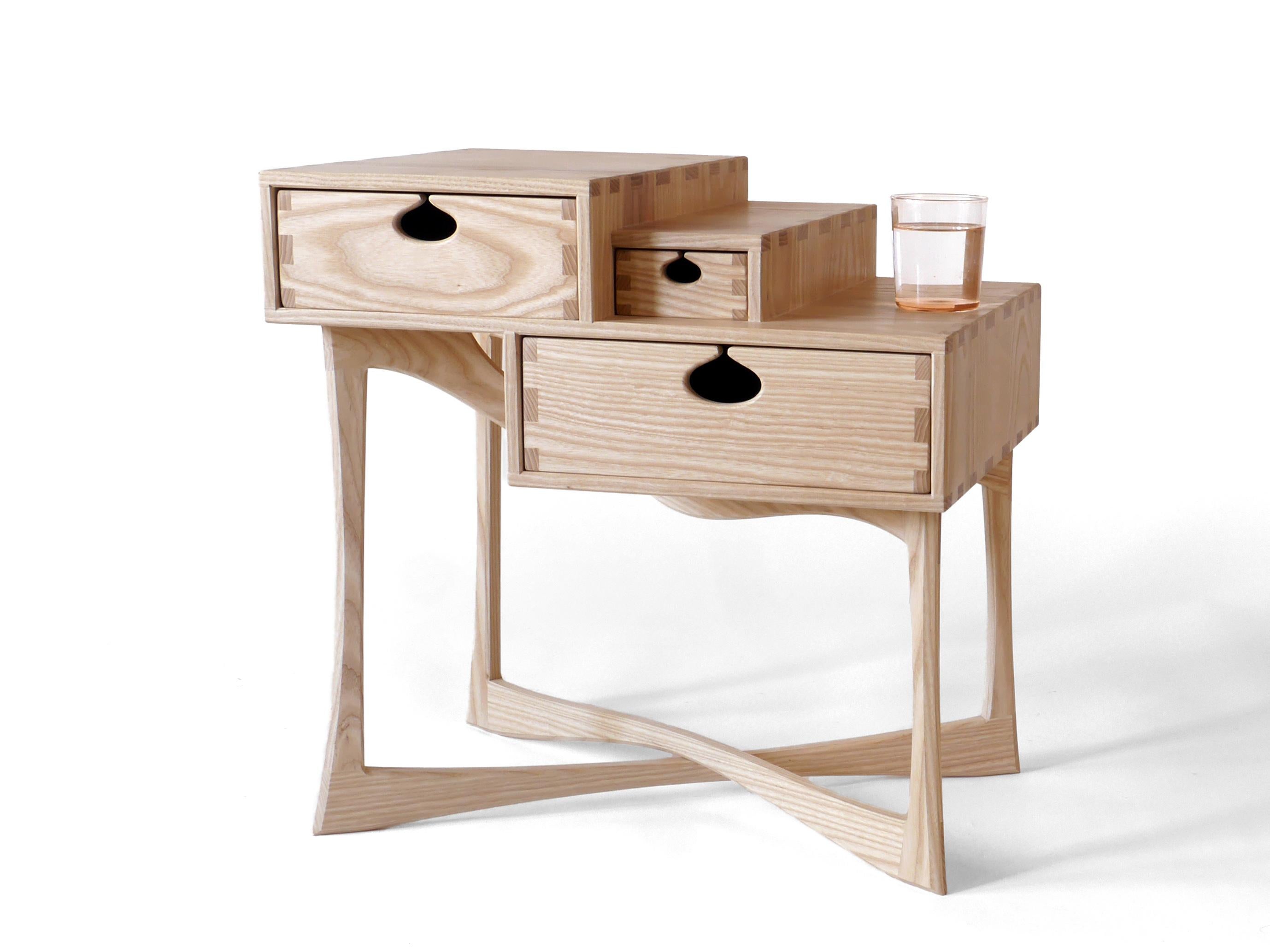 Américain Table d'appoint Coriolis en frêne, table de nuit/table d'appoint moderne à trois tiroirs par Arid en vente