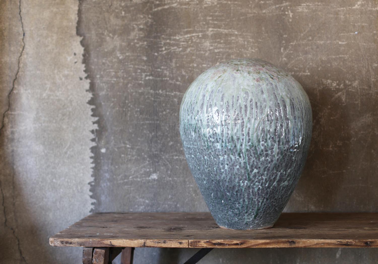 Ash-covered vase by U-Turn Ushiro.
It is fired twice in an anagama (a kiln that burns firewood). The ashes of the firewood, the glaze, and the clay react, and the blue vitrified glaze drips from top to bottom, creating a gradation.
It is a work