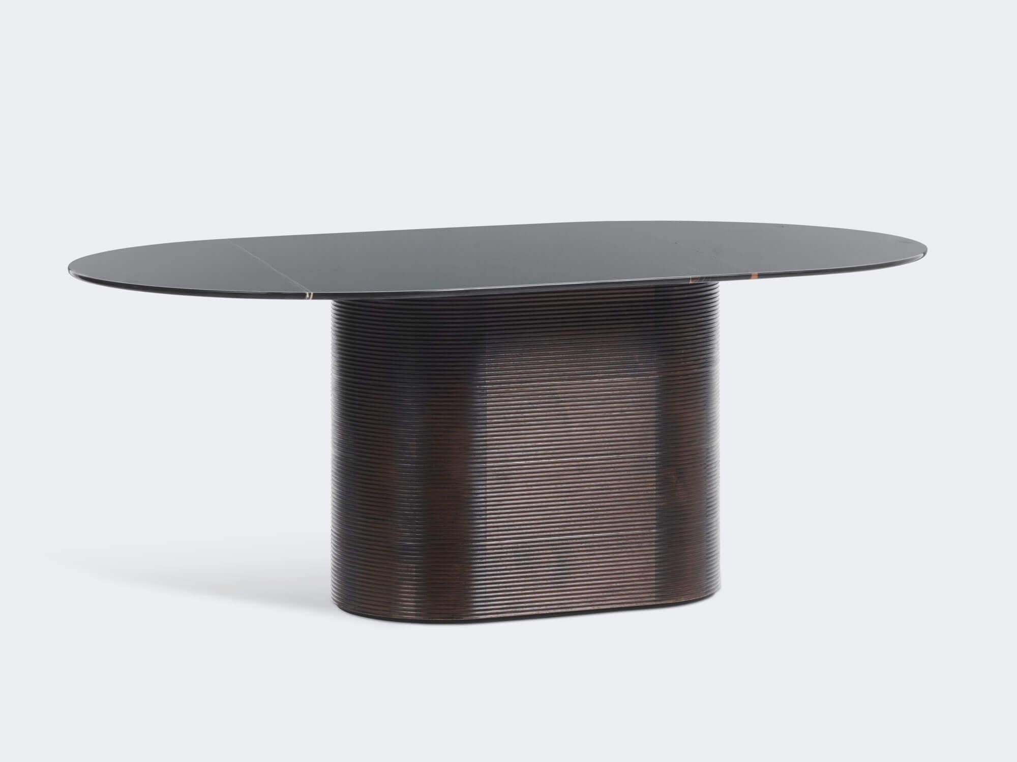 Ash Dark Calacata Vagli Waves Dining Table L by Milla & Milli In New Condition For Sale In Geneve, CH