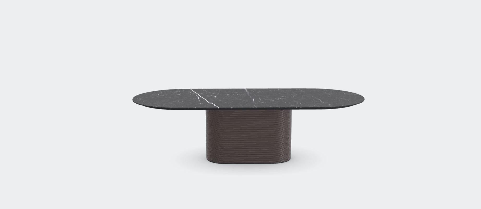 Table de salle à manger Nero Marquina Waves L de Milla & Milli
Signé par Maša Vukmanović, Jelena Lukač Kirš, Jakov Šrajer.
Dimensions : L 240 x P 120 x H 75 cm : L 240 x P 120 x H 75 cm 
MATERIAL : Frêne foncé, métal noir, marbre Nero Marquina.