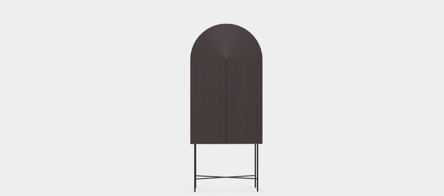 Mobile bar Ash Dark Waves di Milla & Milly
Firmato da Maša Vukmanović, Jelena Lukač Kirš, Jakov Šrajer
Dimensioni: L 90 x P 42 x H 200 cm 
Materiali: Frassino scuro, metallo nero. 


Mobile bar Bloom:
Un buon legno massiccio e qualche barra di