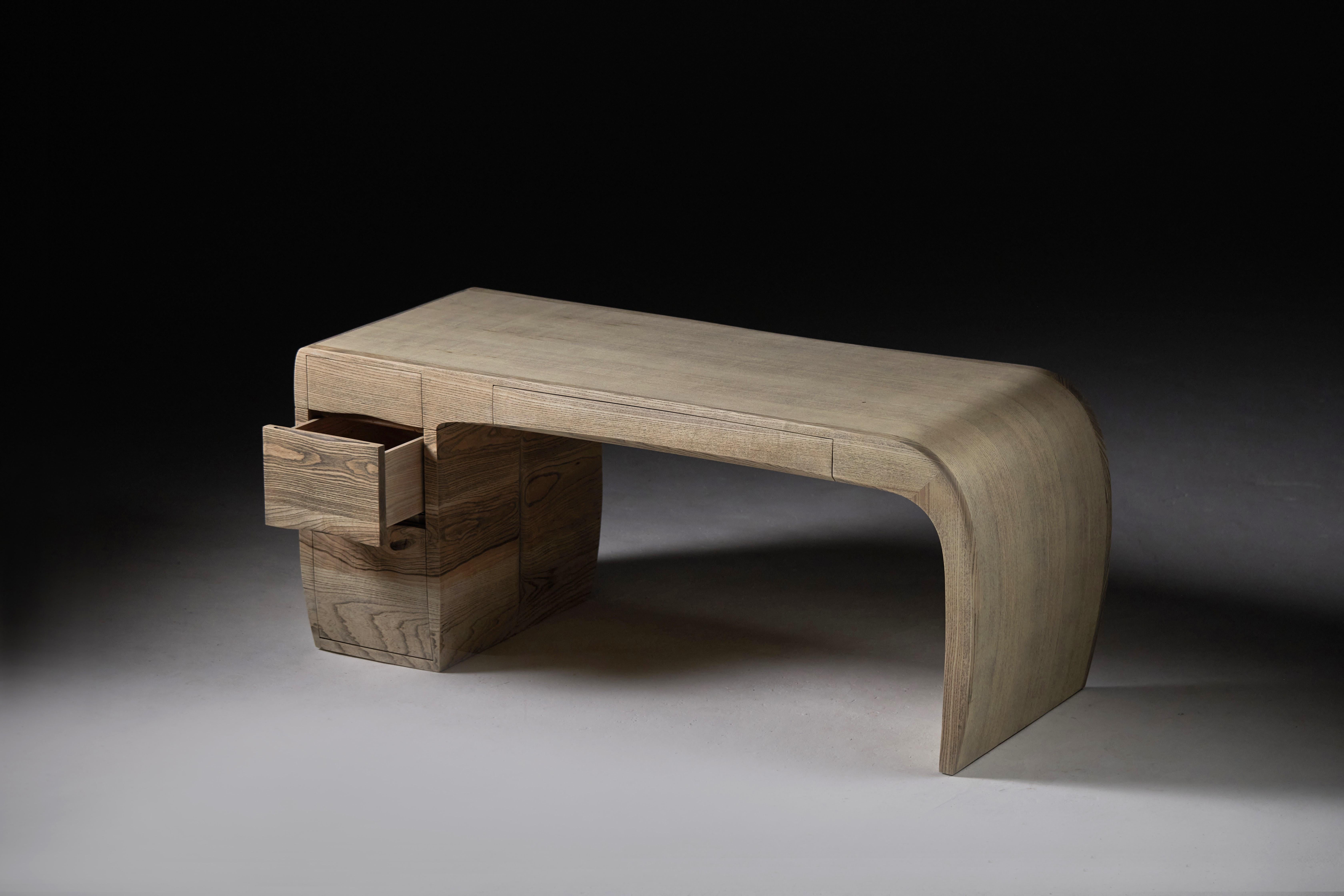 Scrivania in frassino con venature in ebano. Design/One, di Jonathan Field in vendita 3