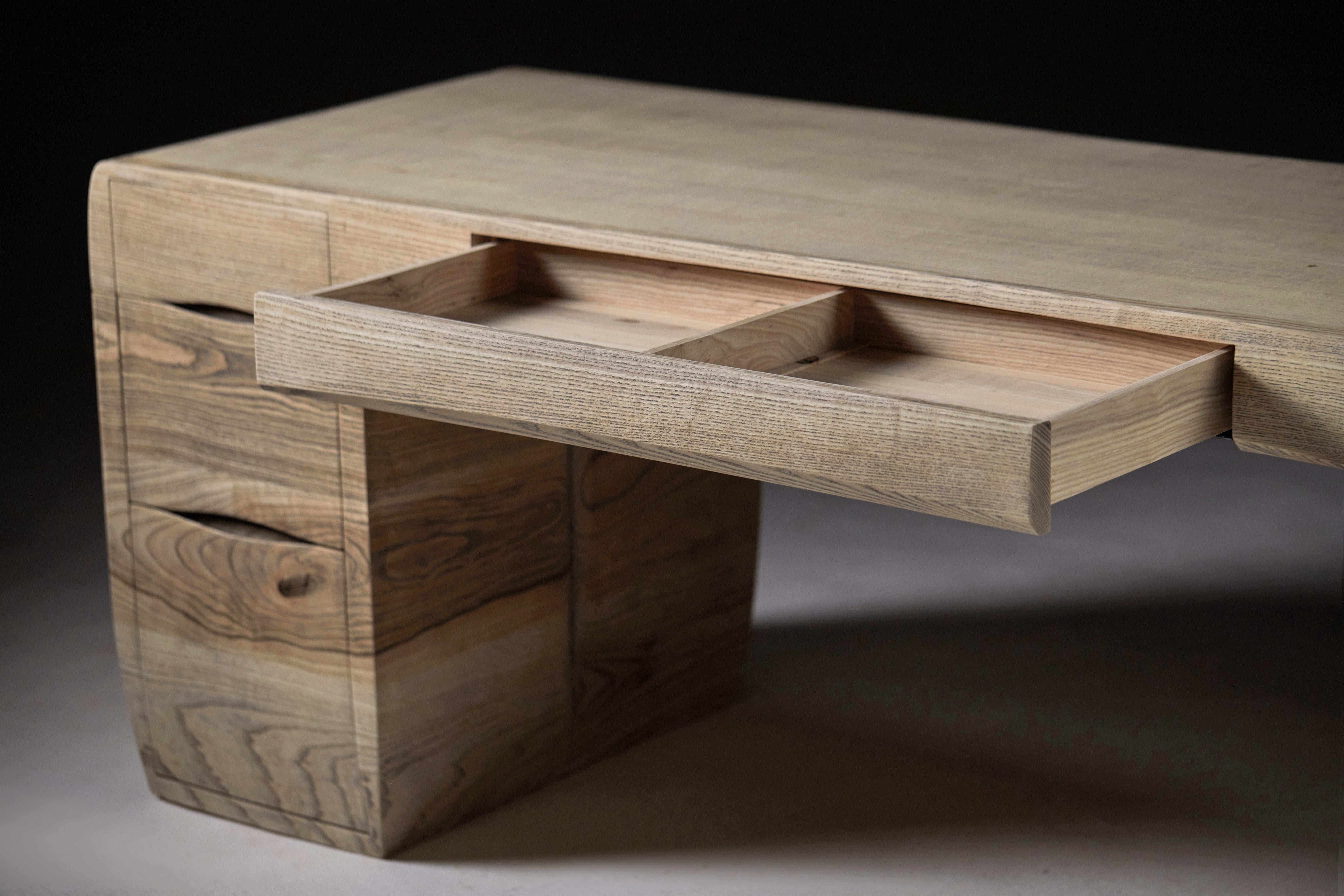 Scrivania in frassino con venature in ebano. Design/One, di Jonathan Field in vendita 5