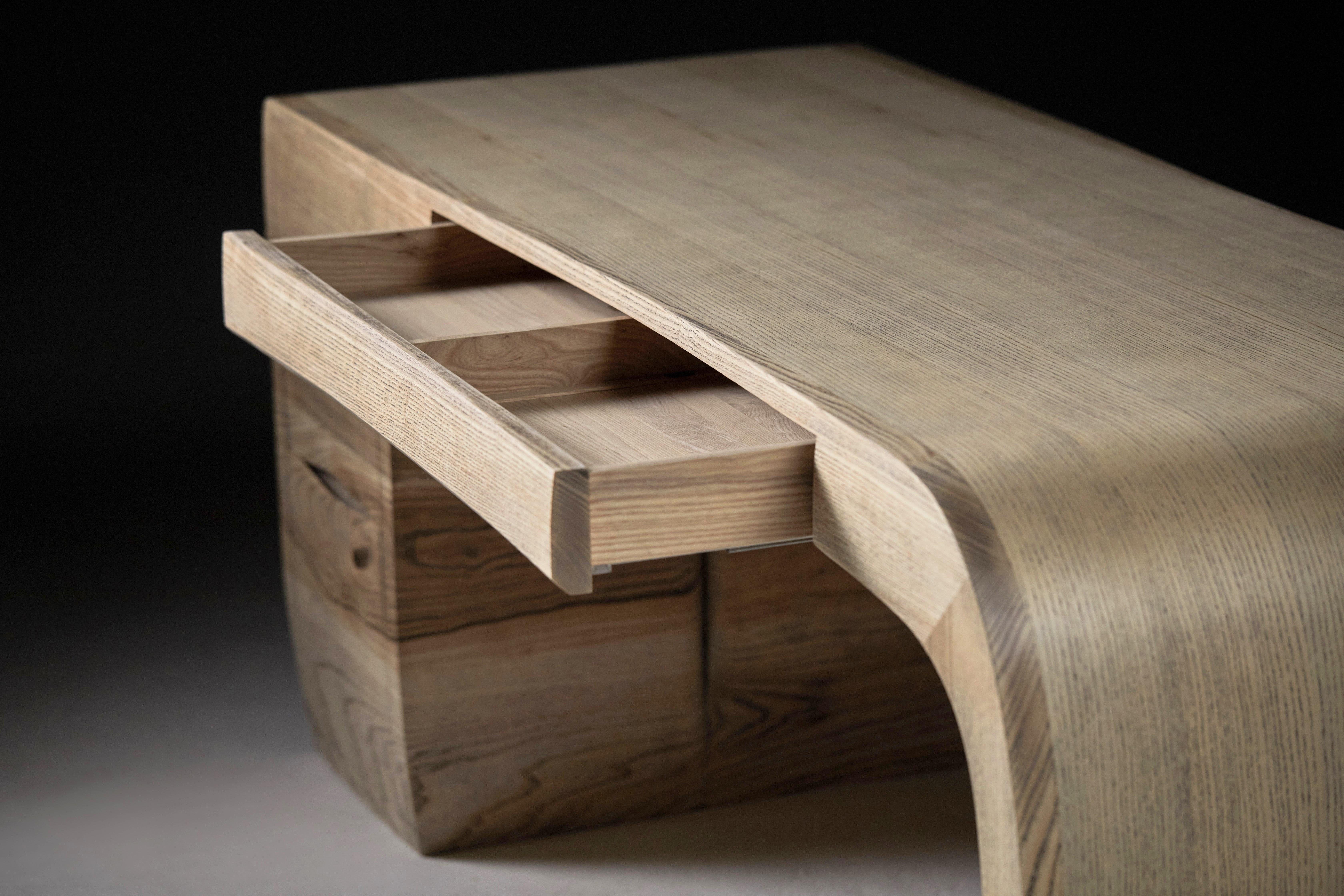 Scrivania in frassino con venature in ebano. Design/One, di Jonathan Field in vendita 6
