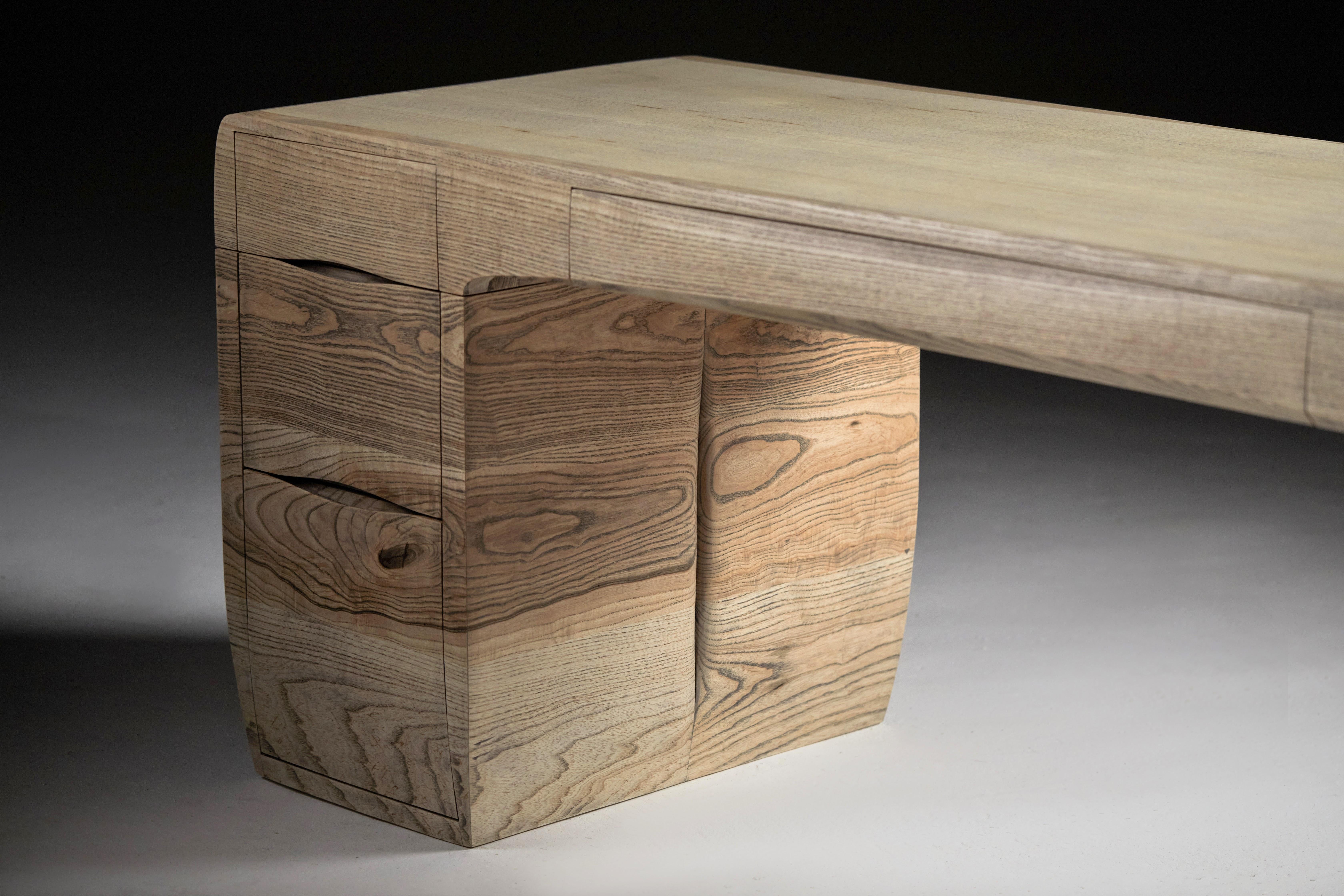 Scrivania in frassino con venature in ebano. Design/One, di Jonathan Field in vendita 7