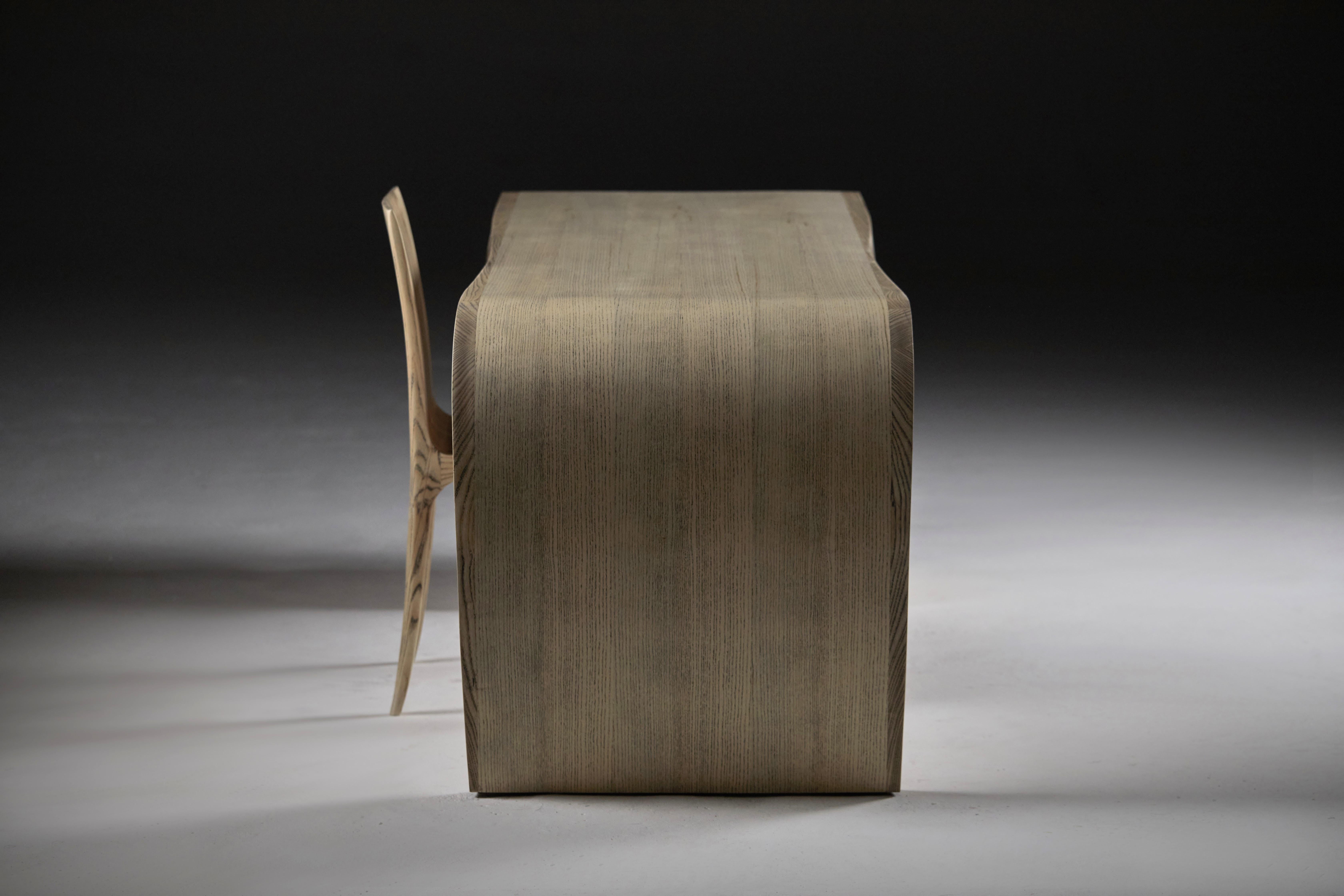 Scrivania in frassino con venature in ebano. Design/One, di Jonathan Field in vendita 8