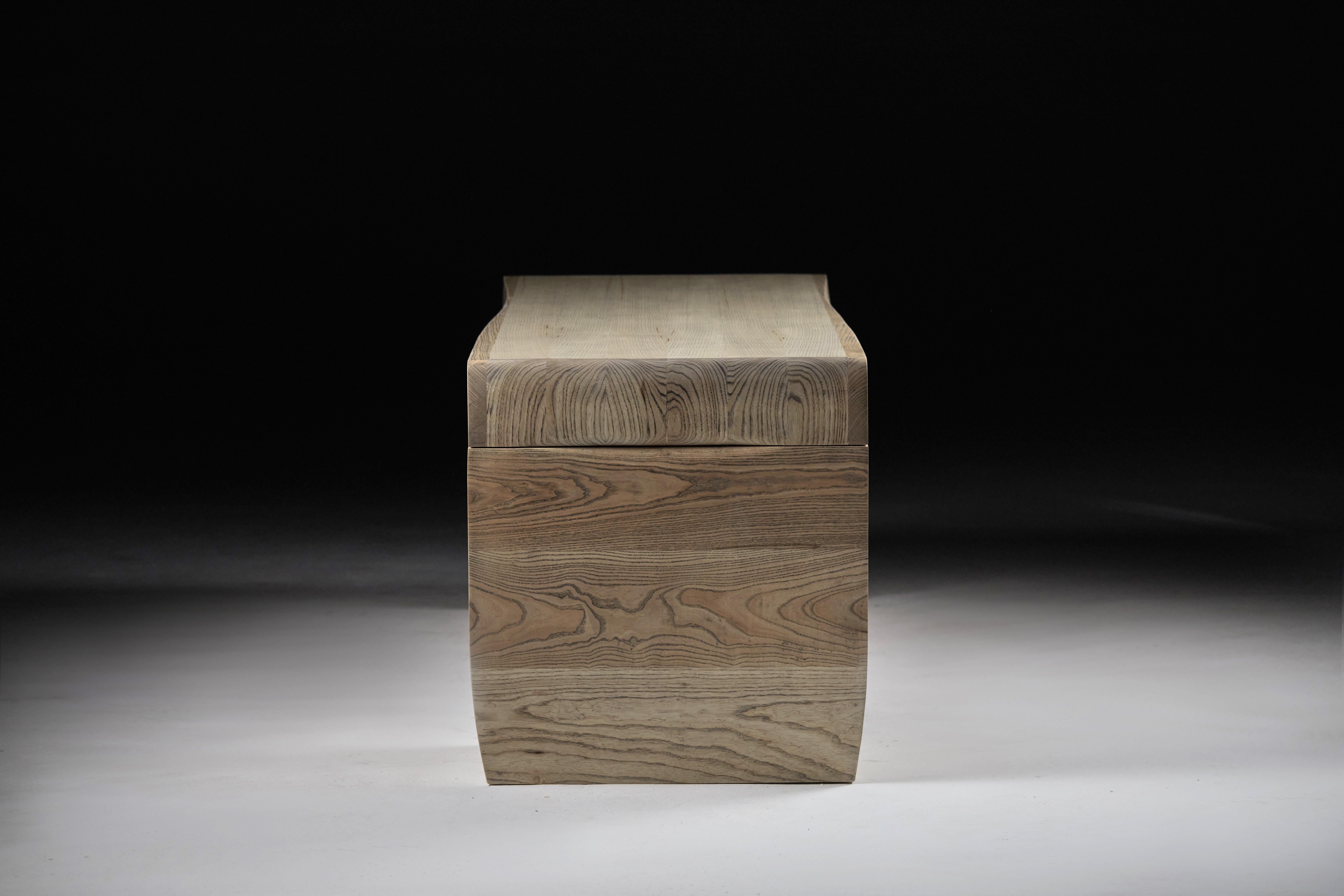 Scrivania in frassino con venature in ebano. Design/One, di Jonathan Field in vendita 9